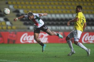 Junior Marabel (i) de Palestino disputa un balón con Danovis Banguero (d) de Millonarios por la Copa Libertadores entre Palestino y Millonarios en el estadio Municipal Francisco Sánchez Rumoroso en Coquimbo (Chile). EFE/ Hernán Contreras