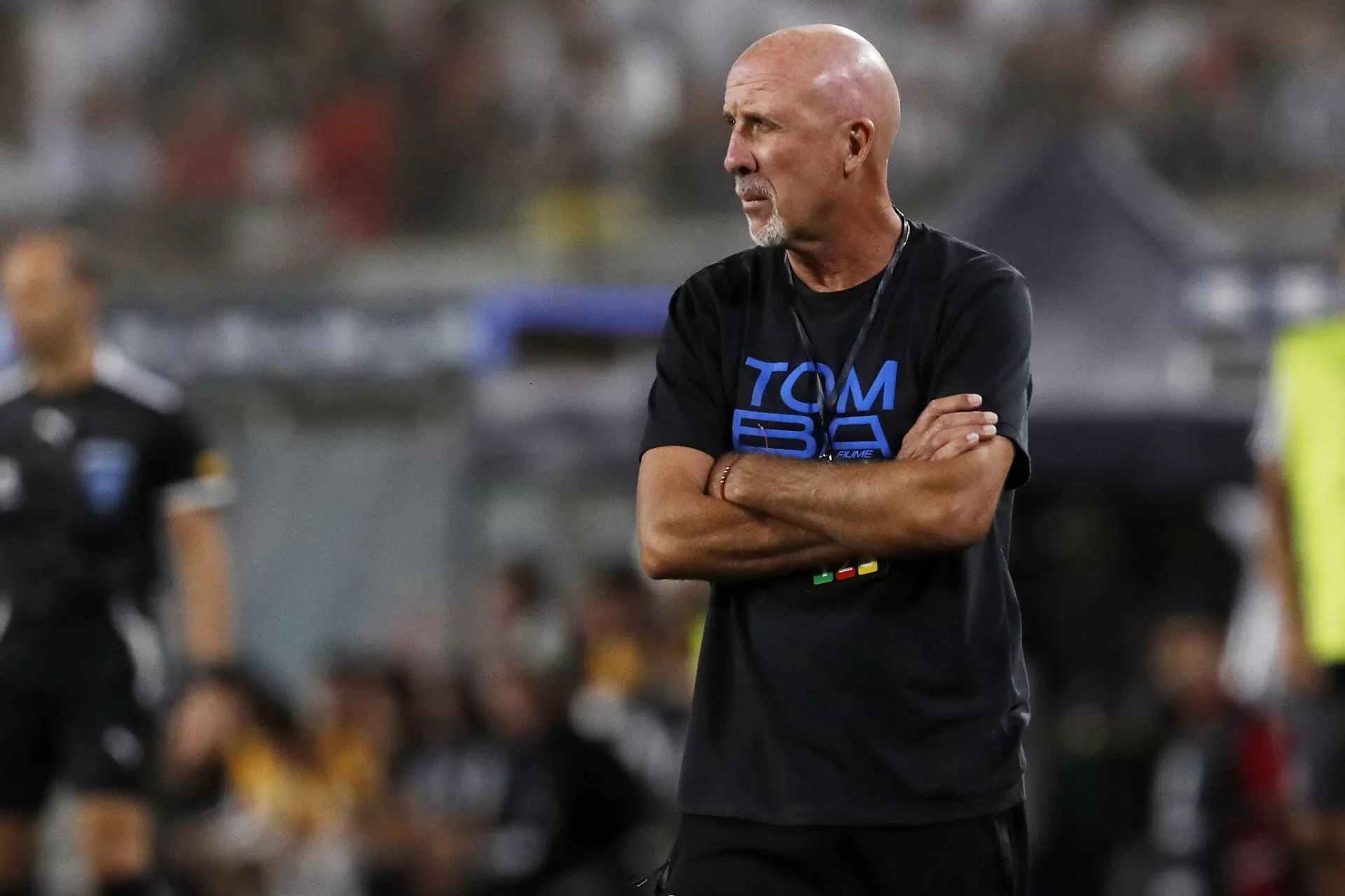 Fotografía de archivo en la que se registró al entrenador del club argentino de fútbol Godoy Cruz, Walter Oldra, en el estadio Monumental de Santiago de Chile. EFE/Osvaldo Villarroel