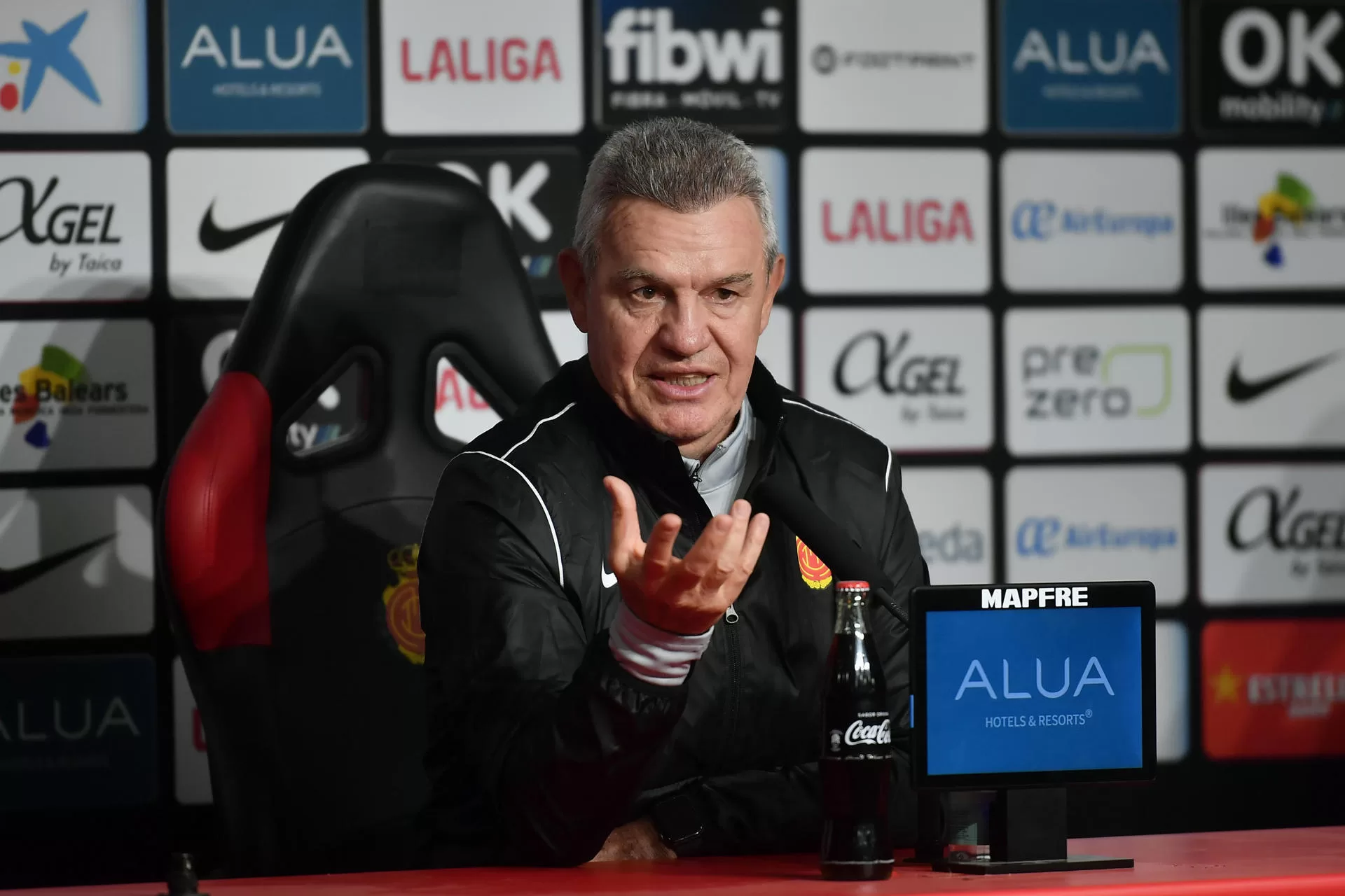 -El entrenador del RCD Mallorca, el mexicano Javier Aguirre, durante la rueda de prensa este viernes en Son Moix.-EFE/ Miquel A. Borràs 