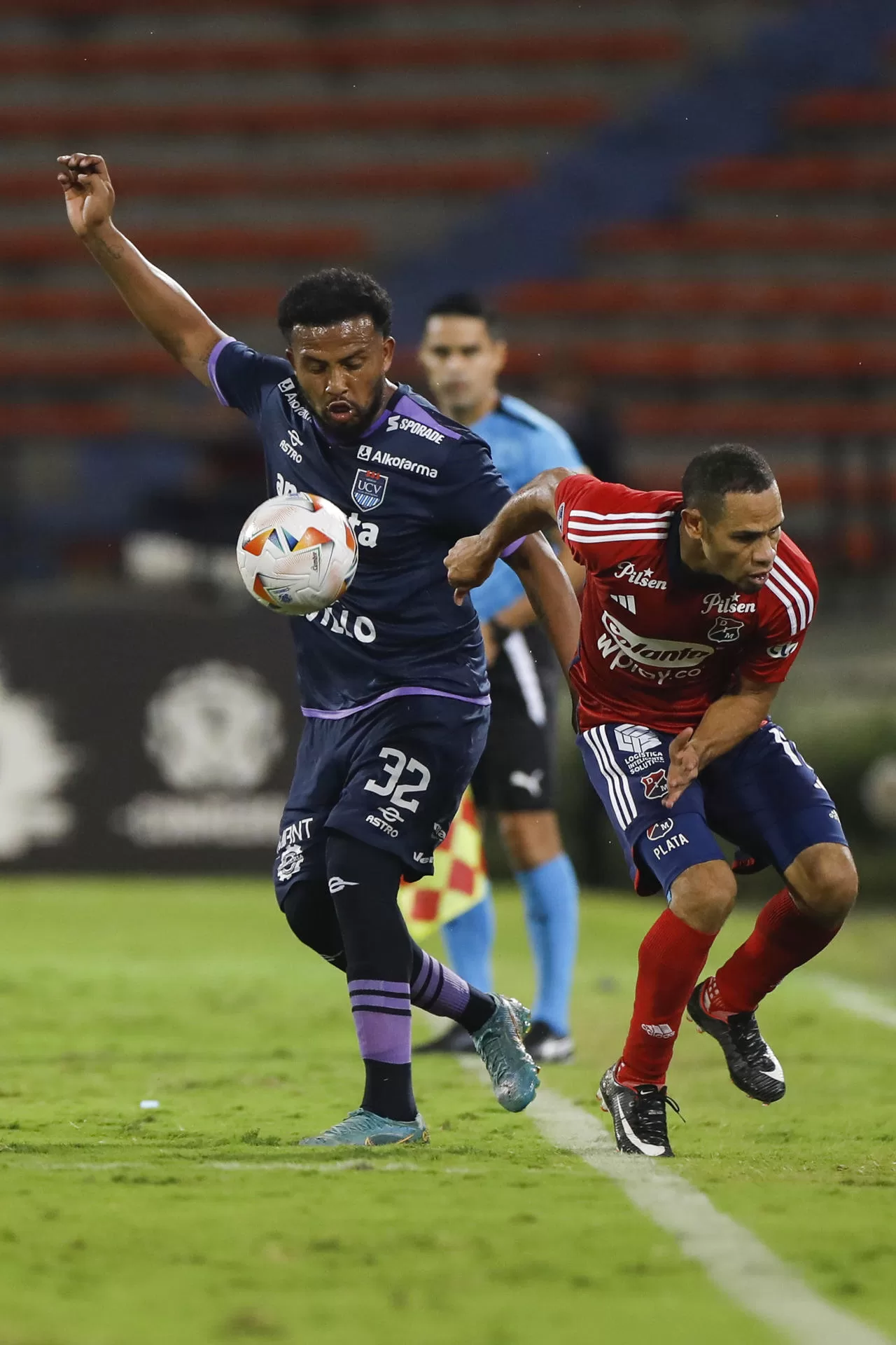 Anderson Plata (d) de Medellín disputa el balón con Johan Madrid de César Vallejo este miércoles, en un partido de la Copa Sudamericana en el estadio Atanasio Girardot en Medellín (Colombia). EFE/ Luis Eduardo Noriega Arboleda 