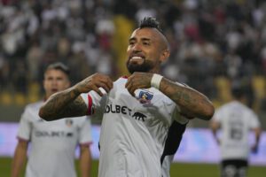 alt Colo Colo vence a la Universidad Católica con gol de Arturo Vidal