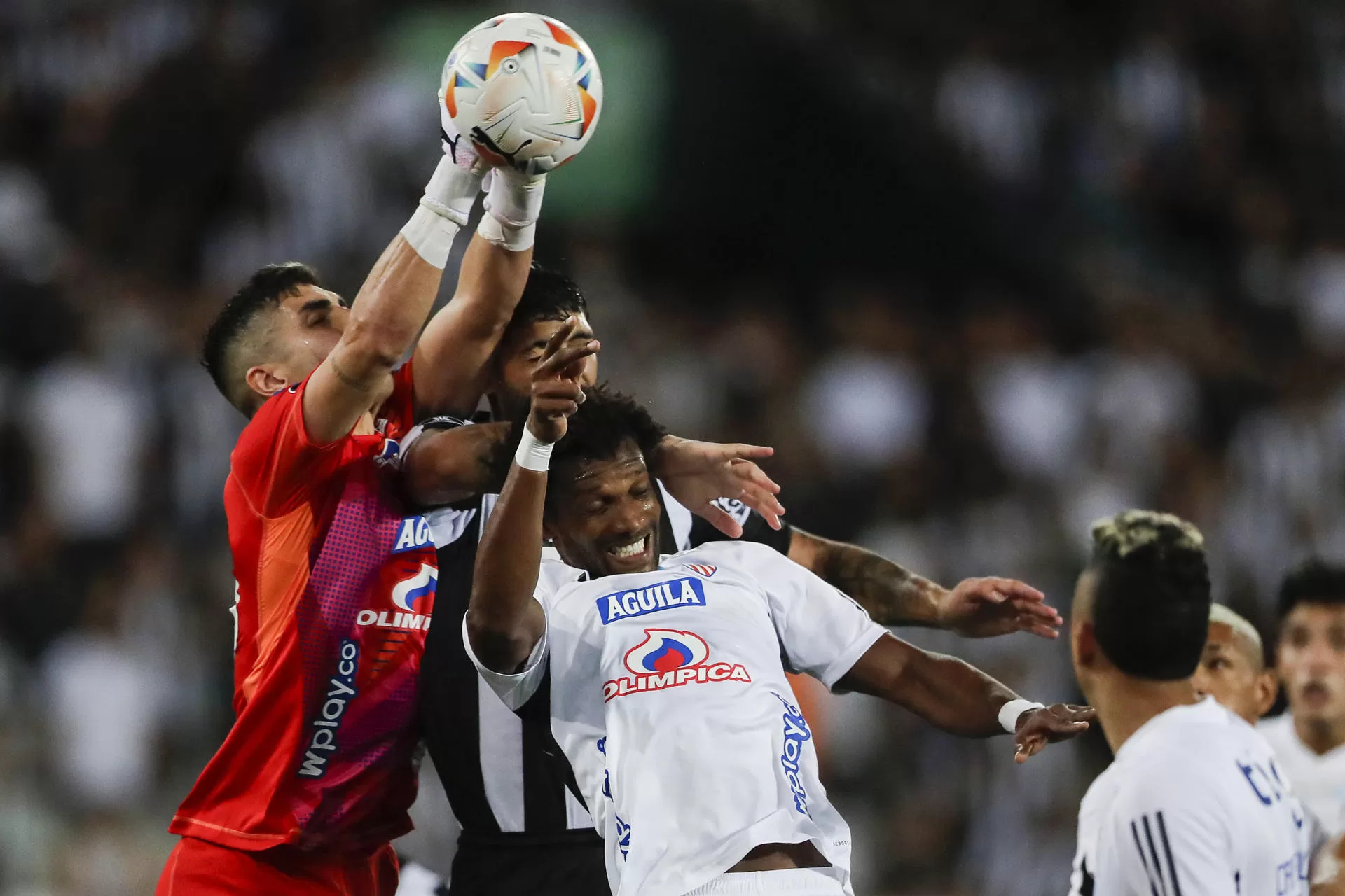 Santiago Mele (d) de Junior atrapa un balón en un partido de la fase de grupos de la Copa Libertadores entre Botafogo y Junior. EFE/ Andre Coelho 