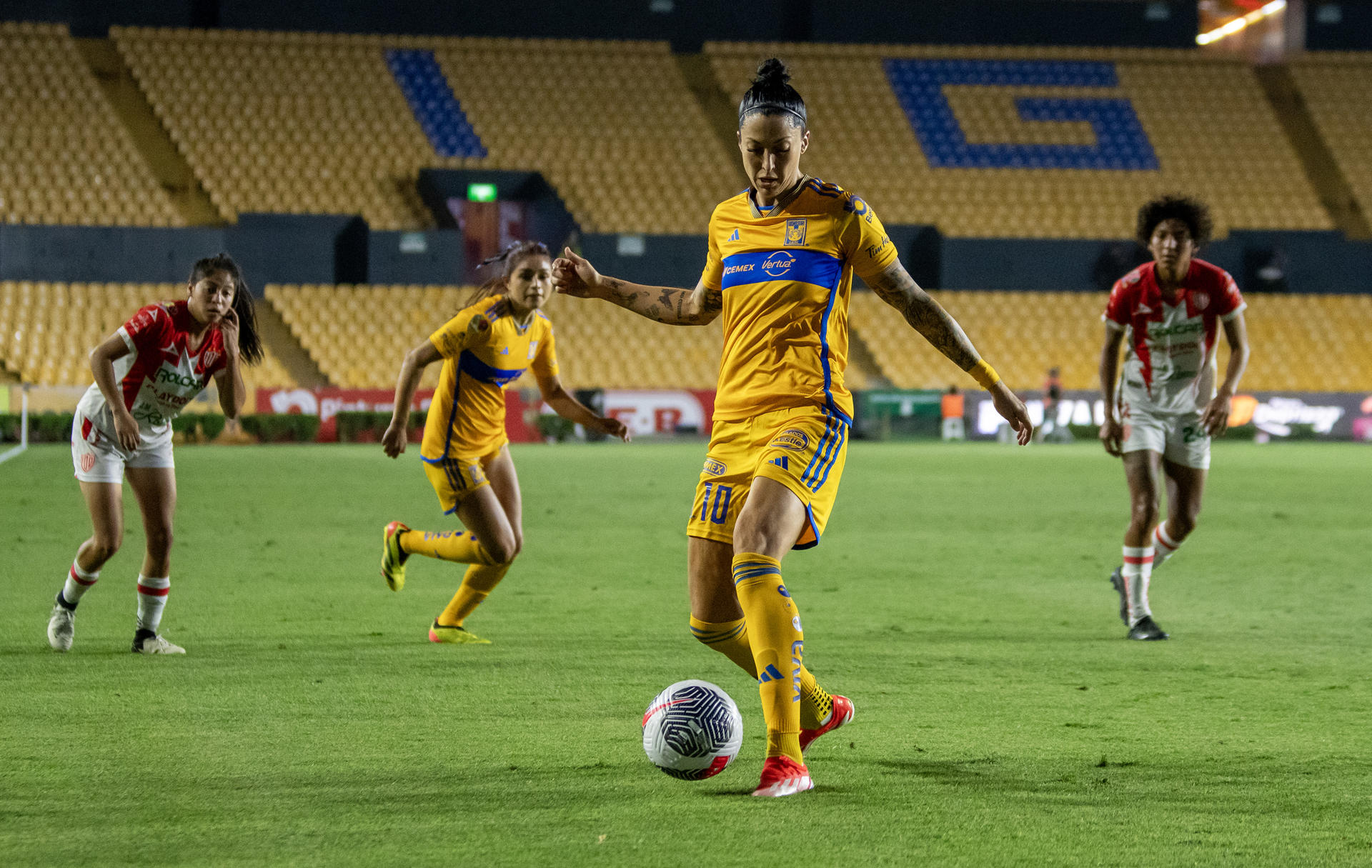 La española Jennifer Hermoso, de Tigres, controla el balón en el partido ante el Necaxa, del del Torneo Clausura 2024 de la Liga Femenina Mx, jugado en el estadio Universitario de la ciudad de Monterrey (México). EFE/ Miguel Sierra