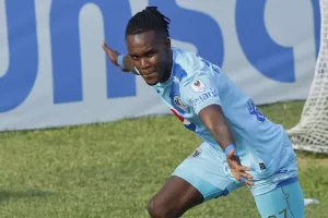 alt El colombiano Yustin Arboleda prolonga el invicto y el liderato de Olimpia en el fútbol hondureño