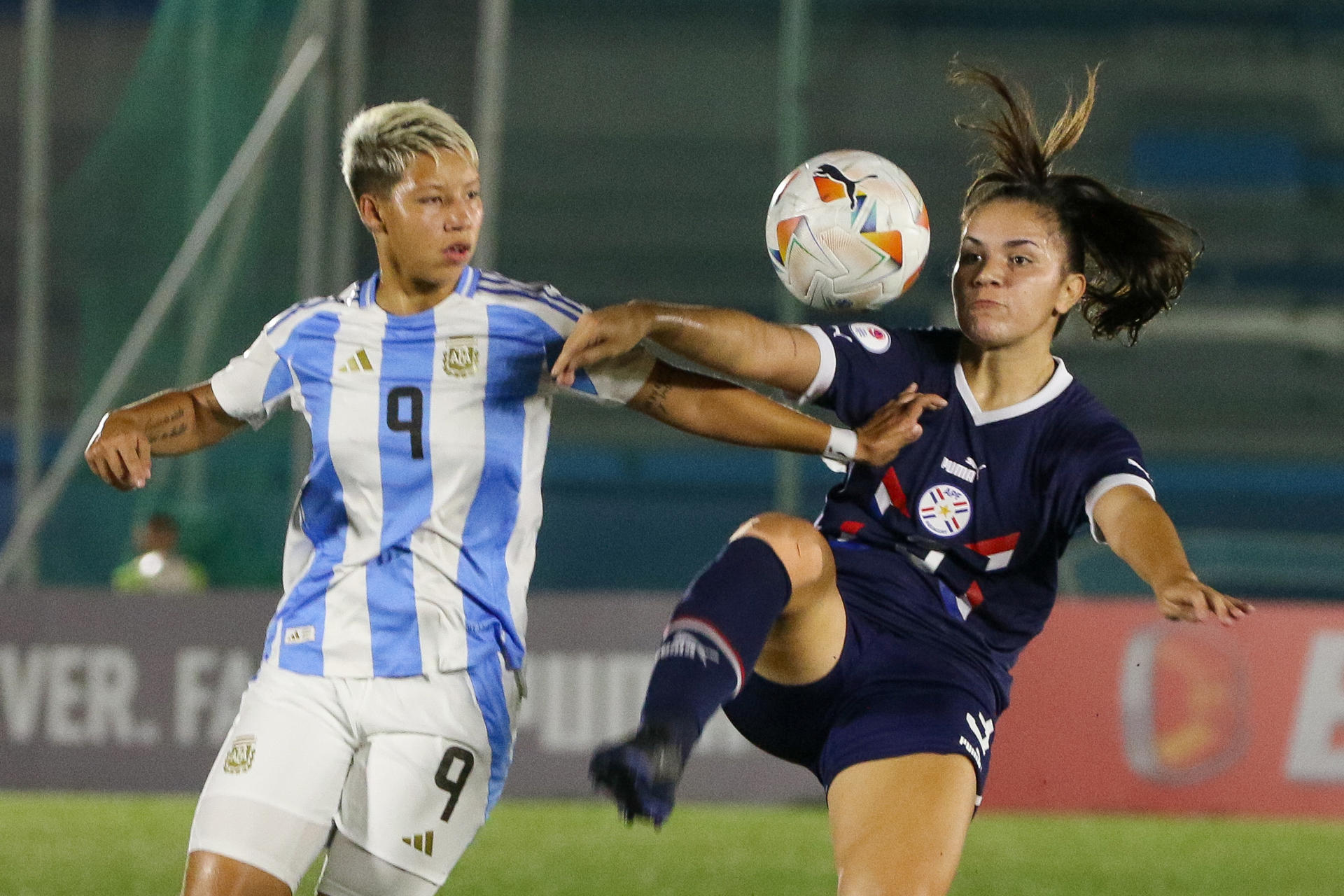 La delantera argentina Kishi Nuñez (i) busca despojar del balón a la defensora paraguaya Sofía Almirón durante el partido de la tercera jornada del hexagonal final del Campeonato Sudamericano sub-20 que la selección Albirroja ganó por 2-0 a la Albiceleste en el estadio Alberto Spencer de la ciudad ecuatoriana de Guayaquil. EFE/ Jonathan Miranda 