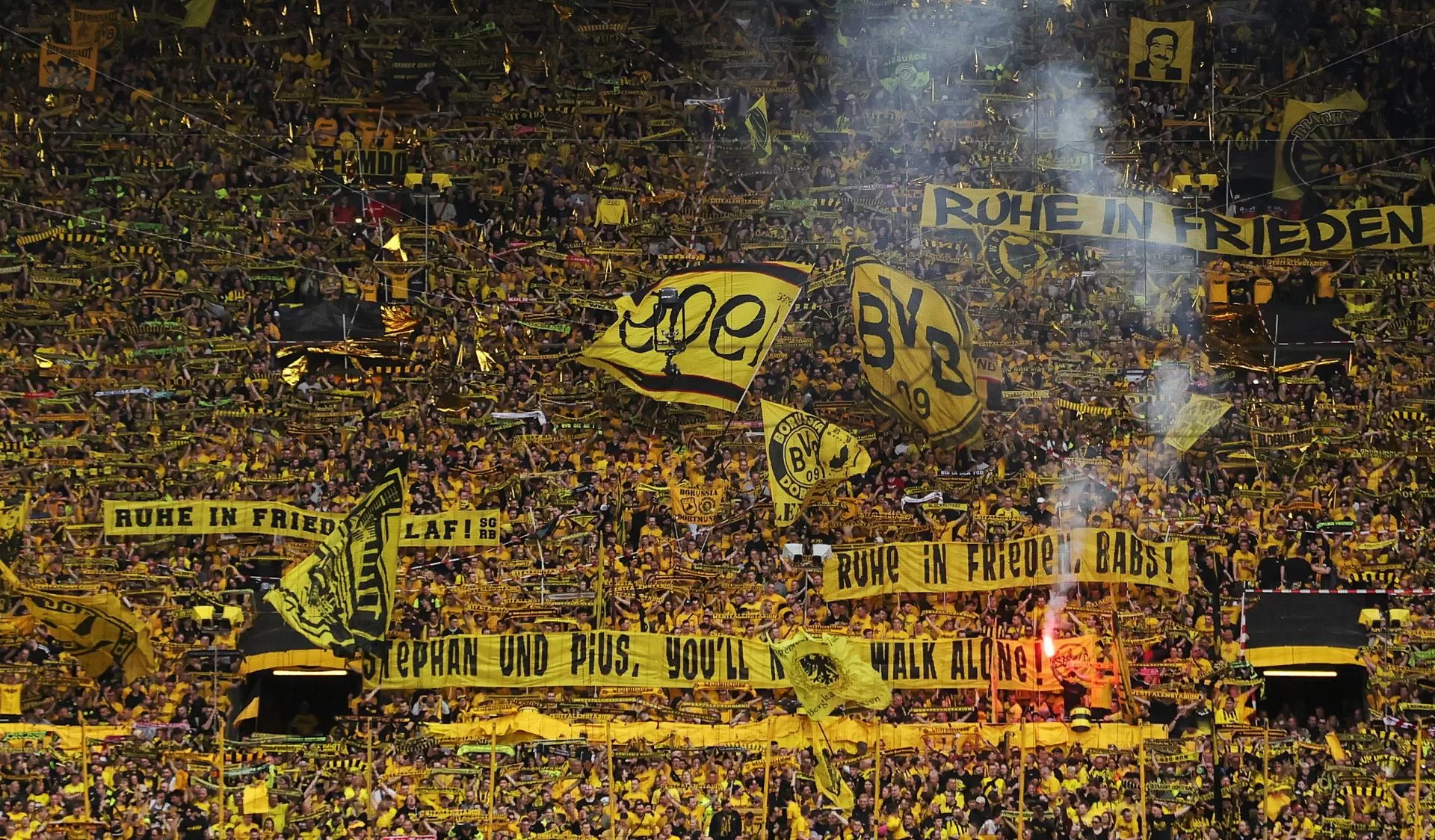 Los aficionados del Borussia Dortmund despliegan bufandas y banderas con ocasión del 50 aniversario del estadio Signal Iduna Park antiguo Westphalenstadion, antes del partido de la Bundesliga que disputan Borussia Dortmund y VfB Stuttgart en Dortmund, Alemania. EFE/FRIEDEMANN VOGEL 