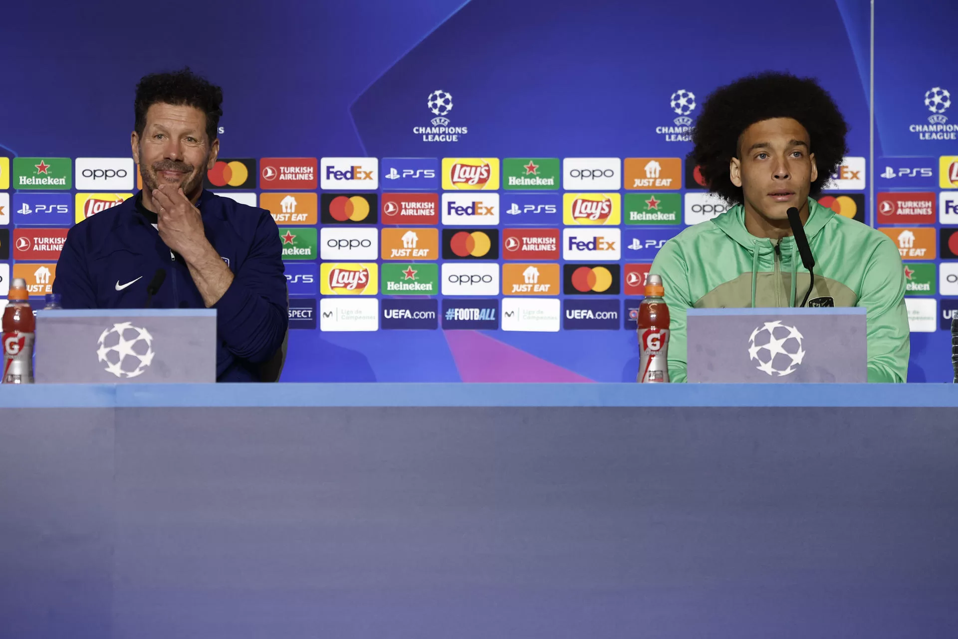 Simeone, junto a Witsel, en la rueda de prensa de este martes. EFE/Sergio Pérez 