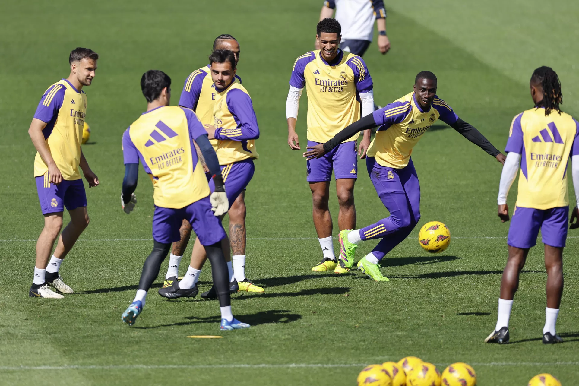 Rondo de los jugadores del Real Madrid durante el entrenamiento del equipo en la ciudad deportiva de Valdebebas, previo al partido de este sábado ante el Real Mallorca, en Son Moix. EFE/ Mariscal 