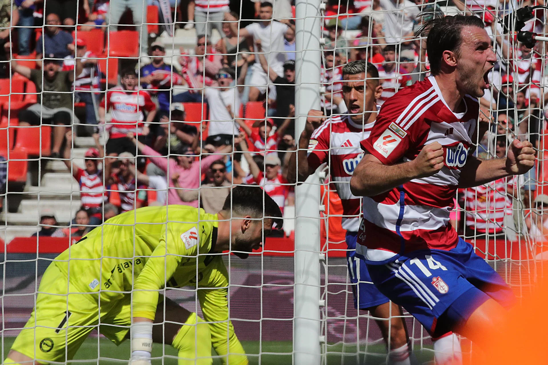 2-0. El Granada se reencuentra con la victoria ante un pobre Alavés