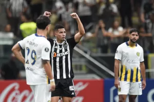alt 2-1. Mineiro se esmera para vencer a un combativo Rosario Central y es líder del grupo G