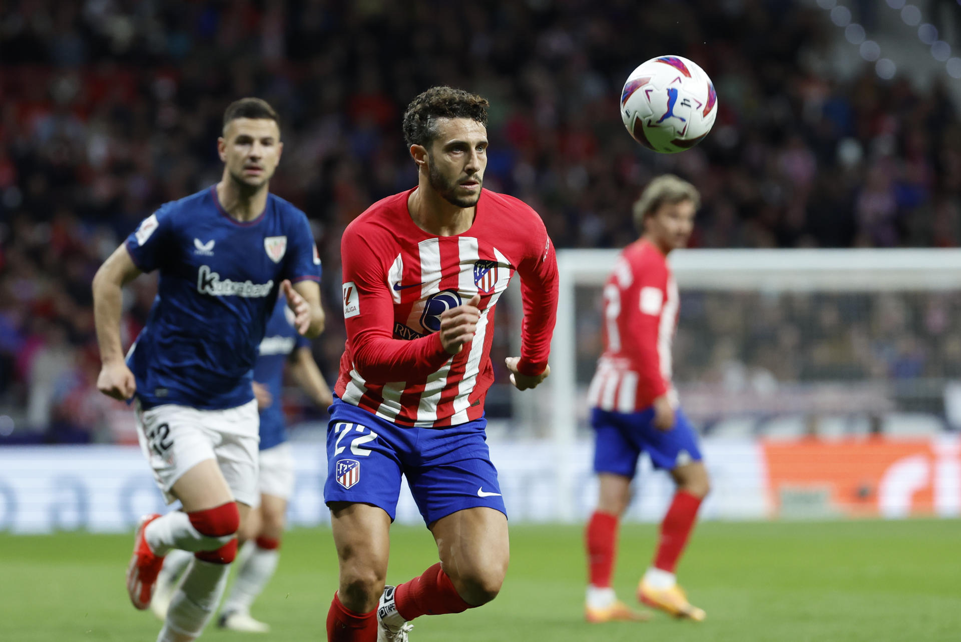 El defensa del Atlético Mario Hermoso, durante el partido de Liga en Primera División que Atlético de Madrid y Athletic Club disputan este sábado en el estadio Metropolitano. EFE/Mariscal 