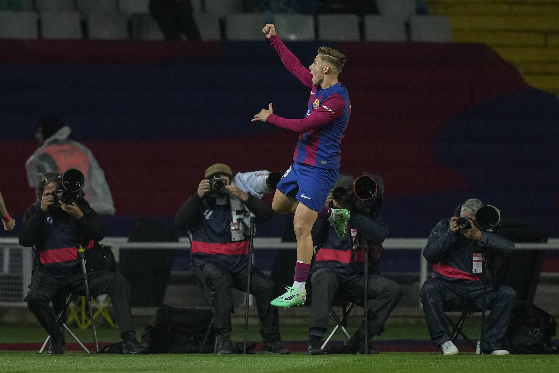 El centrocampista del FC Barcelona Fermín López celebra su gol, primero del equipo blaugrana, durante el partido de la jornada 33 de Liga en Primera División en el Estadio Olímpico Lluis Companys. EFE/Enric Fontcuberta