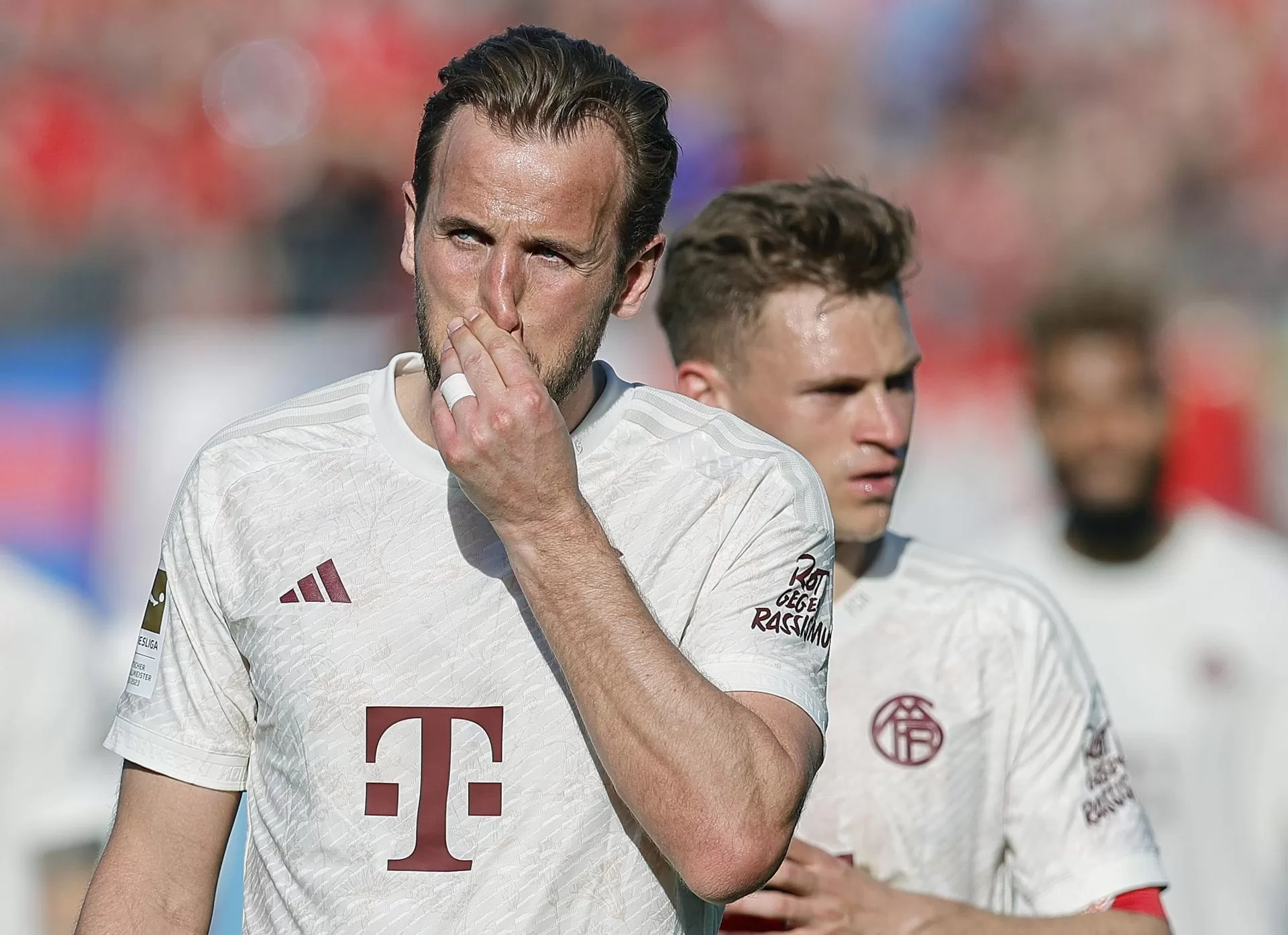 El jugador del Bayern Múnich Harry Kane lamenta la derrota de su equipo ante el FC Heidenheim EFE/EPA/RONALD WITTEK 