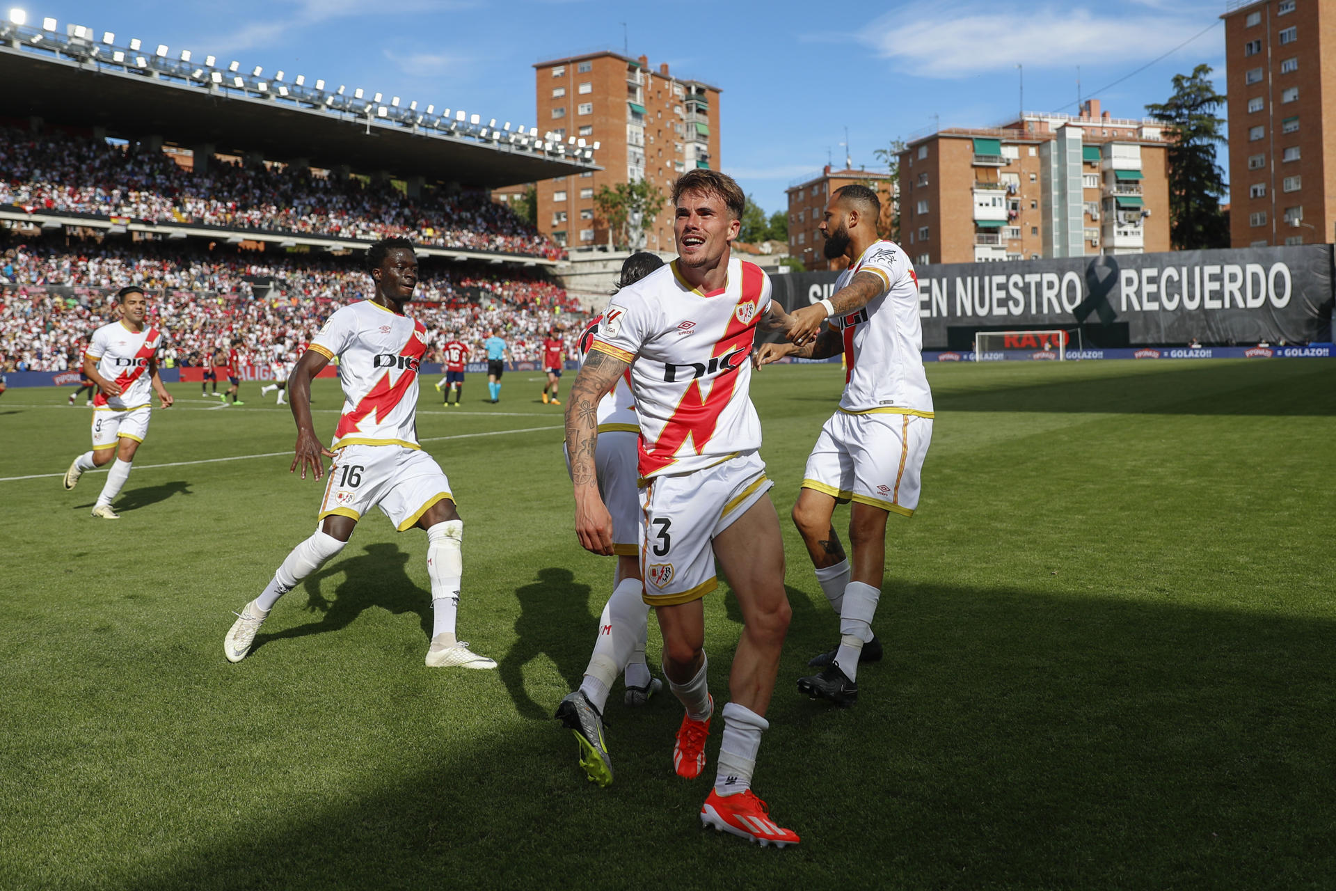 El defensa del Rayo Vallecano Pep Chavarría celebra tras anotar un gol este sábado, durante el partido de la jornada 32 de LaLiga EA Sports, en el Estadio Vallecas de Madrid. EFE/ Rodrigo Jiménez