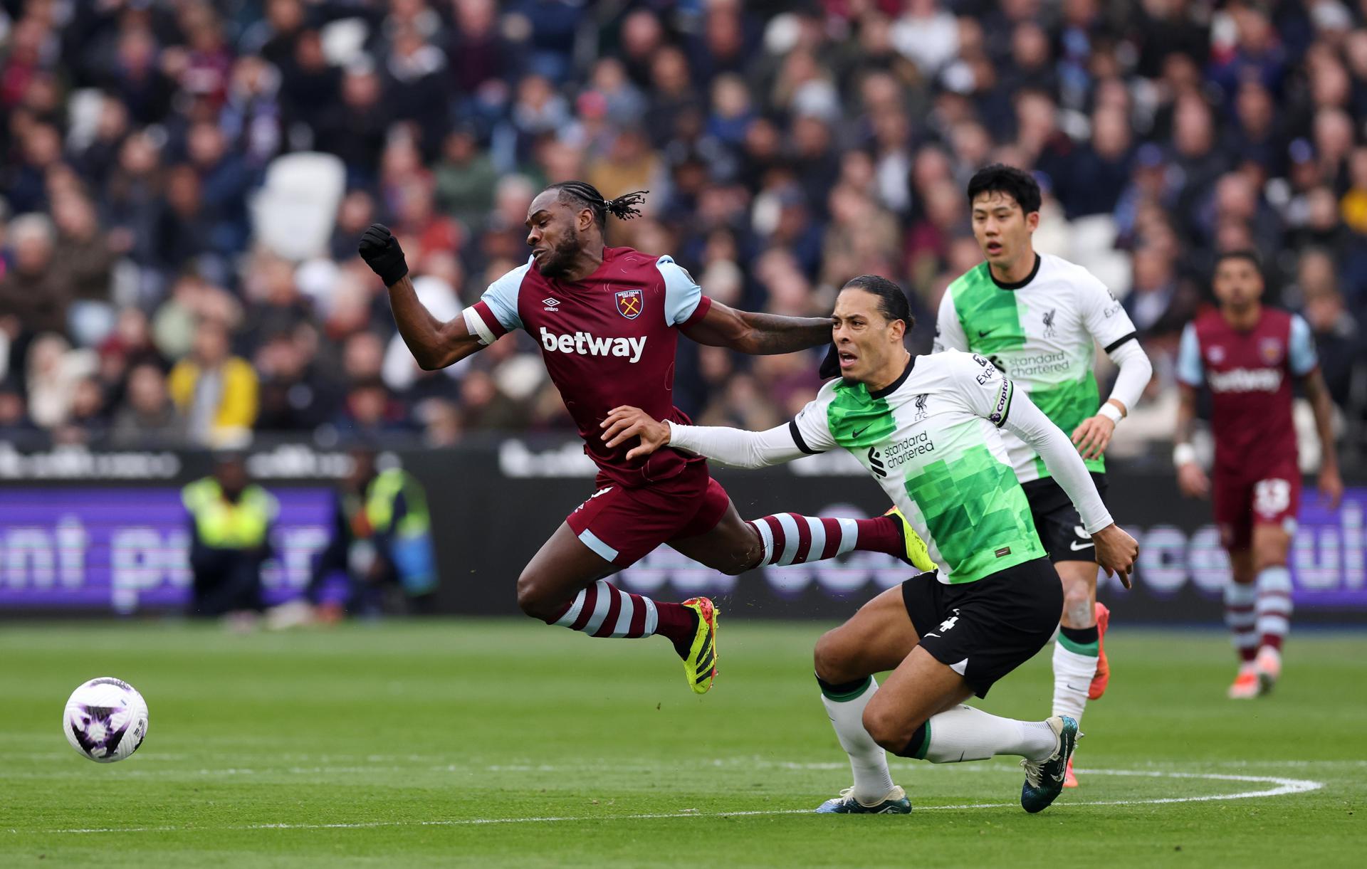 ¿alt 2-2. El Liverpool cierra una 'semana negra' que le saca de la carrera por el título