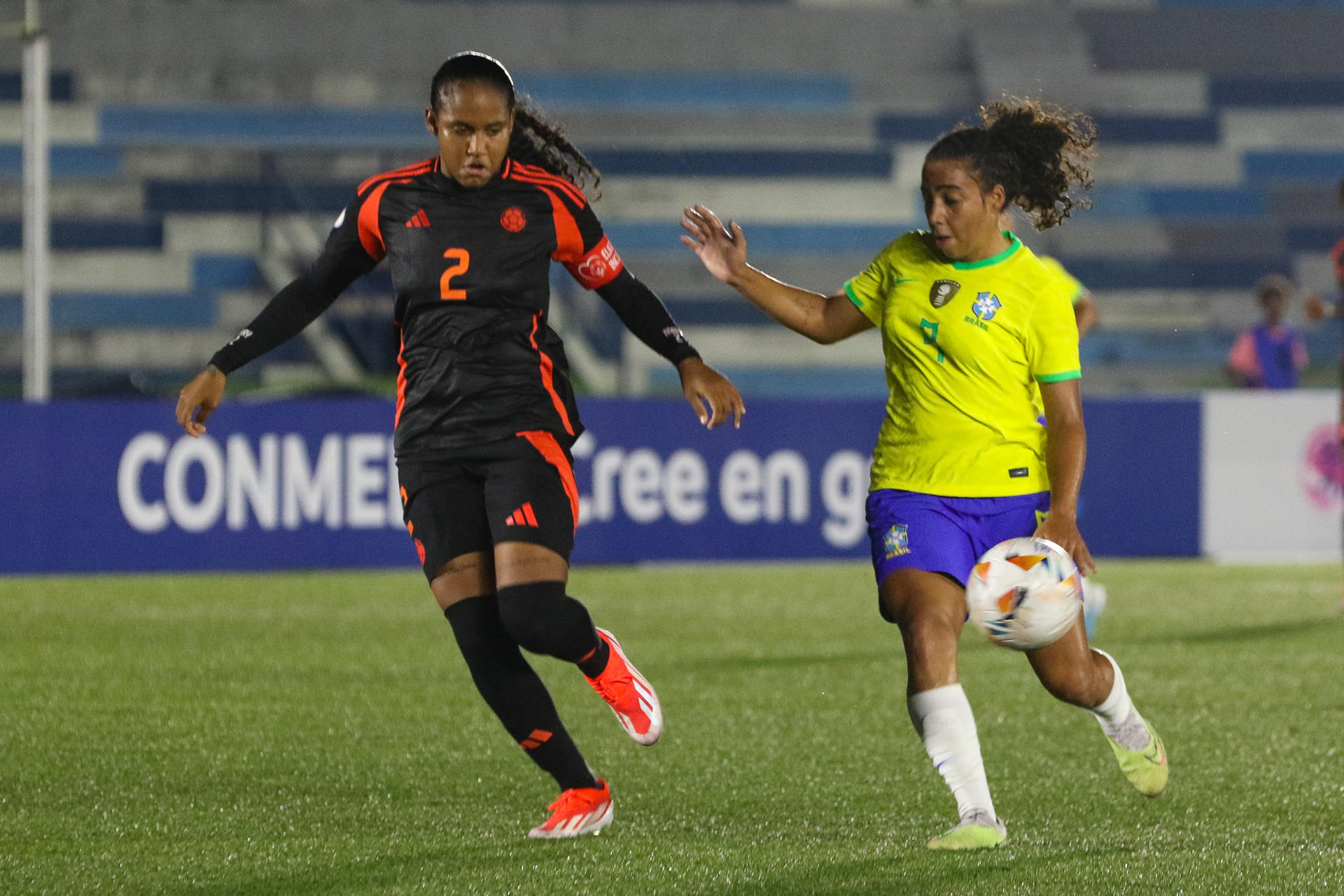 La brasileña Natalia Bendito (d) disputa el balón con la colombiana Mary Álvarez durante el partido que la Canarinha ganó este lunes por 1-0 a las Cafeteras en la tercera jornada del Campeonato Sudamericano Sub-20 que transcurre en el estadio Alberto Spencer de la ciudad ecuatoriana de Guayaquil. EFE/ Jonathan Miranda 
