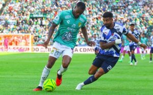 alt El uruguayo Viñas y el ecuatoriano Mena mantienen con vida al León en el torneo de fútbol en México