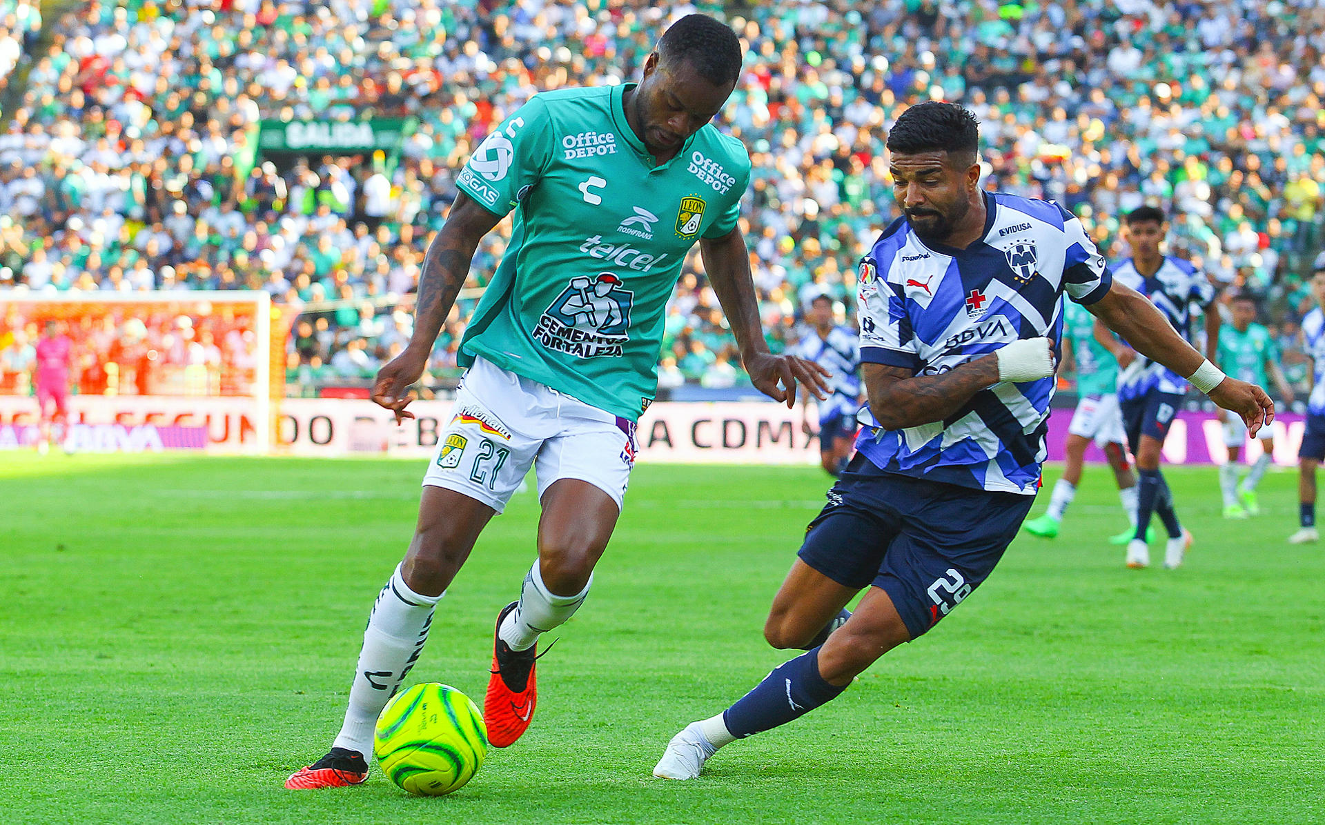 El uruguayo Viñas y el ecuatoriano Mena mantienen con vida al León en el torneo de fútbol en México