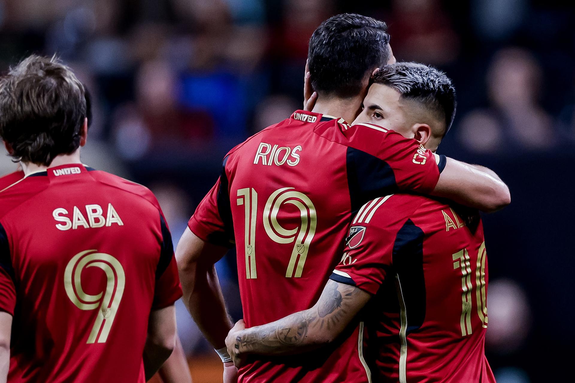 El argentino Thiago Almada (d), centrocampista del Atlanta United, fue registrado este sábado, 20 de abril, al celebrar, con sus compañeros Daniel Ríos (c) y Saba Lobzhanidze, un gol que le anotó FC Cincinnati, durante un partido de la MLS, en Atlanta (Georgia, EE.UU.). EFE/Erik S. Lesser