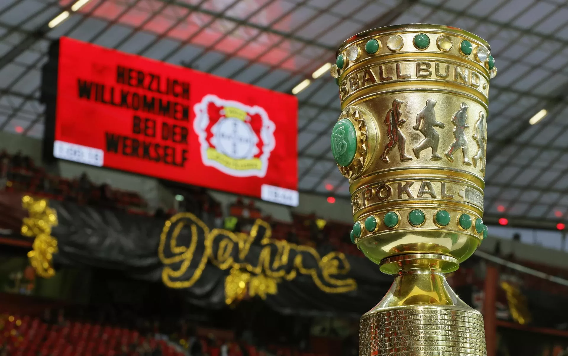 La Copa durante la semifinal de la DFB Cup que han jugado Bayer 04 Leverkusen y Fortuna Duesseldorf en Leverkusen, Alemania. EFE/EPA/RONALD WITTEK 