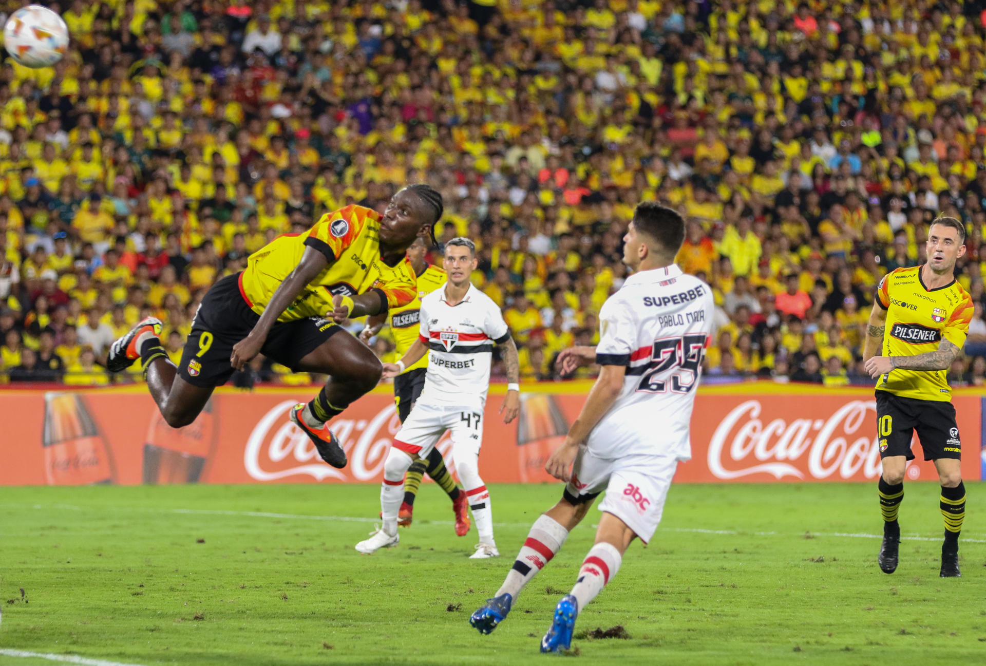 Allen Obando (i), del Barcelona de Ecuador, fue registrado este jueves, 25 de abril, al disputar un balón con Pablo Maia, del Sao Paulo de Brasil, durante un partido del grupo B de la Copa Libertadores, en el estadio Monumental de Guayaquil (Ecuador). EFE/Jonathan Miranda 