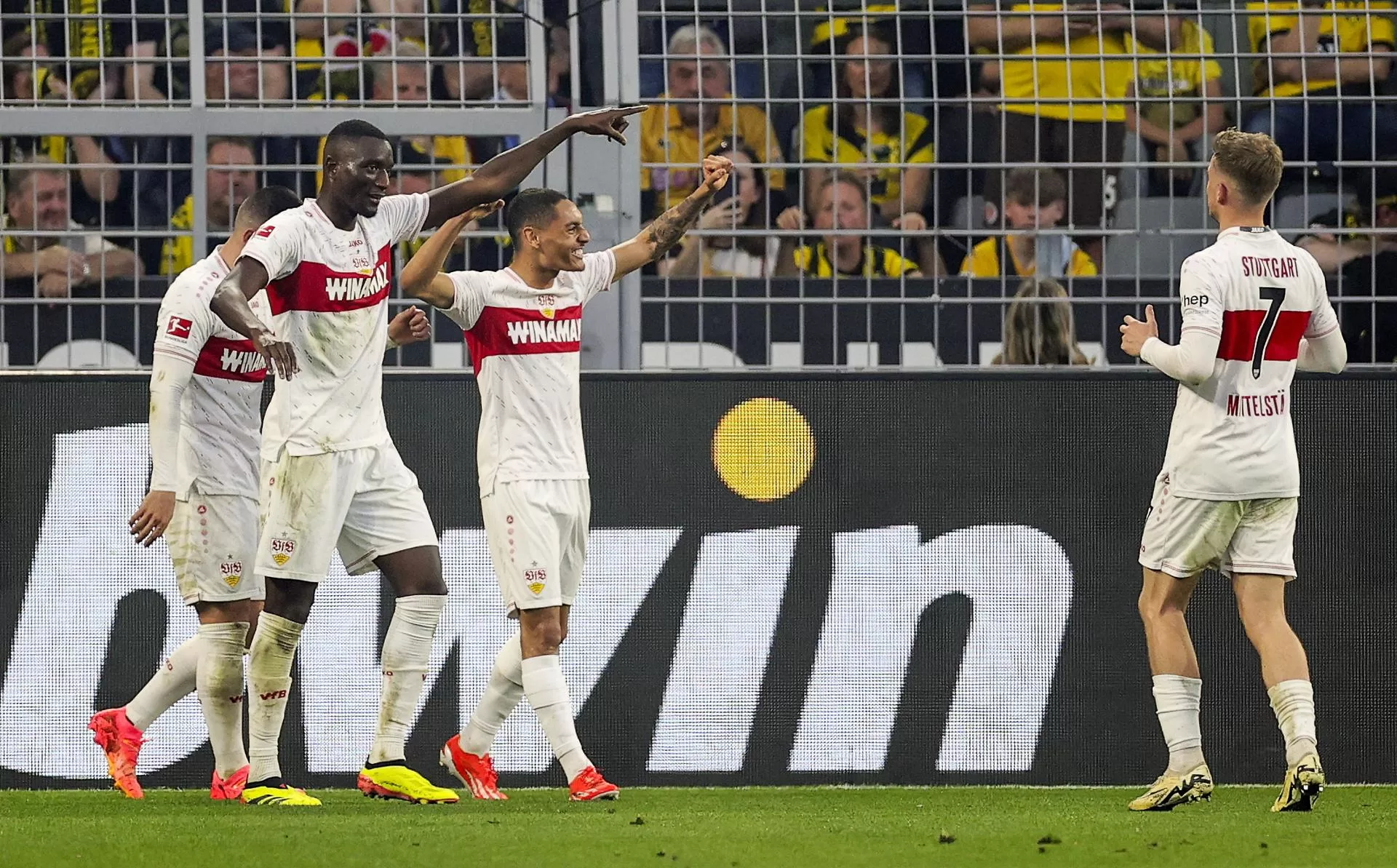 El delantero del Stuttgart Serhou Guirassy (I) celebra con sus compañeros el club de la victoria durante el partido de la Bundesliga que han jugado Borussia Dortmund y VfB Stuttgart en Dortmund, Alemania.EFE/EPA/FRIEDEMANN VOGEL 