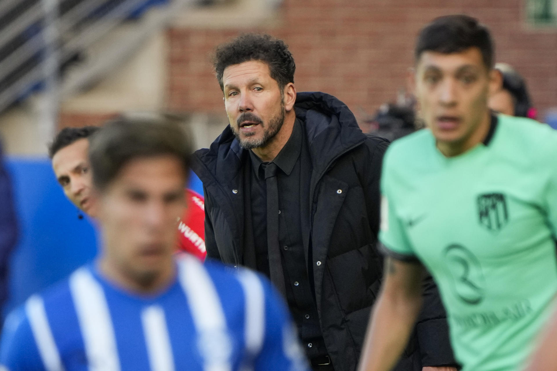 El entrenador del Atlético de Madrid Diego Simeone durante el partido de la jornada 32 en Primera División en el estadio de Mendizorrotza, en Vitoria. EFE/Adrián Ruiz Hierro