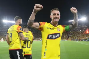 Damián Díaz (d), argentino nacionalizado en Ecuador del Barcelona ecuatoriano, fue registrado este miércoles, 10 de abril, al celebrar el primer gol que le anotó Talleres de Argentina, durante un partido del grupo B de la Copa Libertadores, en el estadio Pichincha de Guayaquil (Ecuador). EFE/Jonathan Miranda