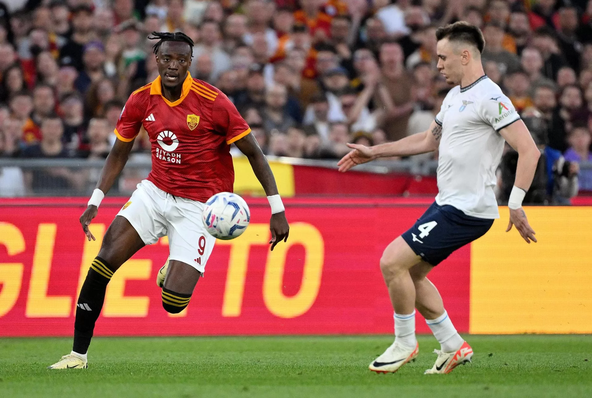 El jugador del AS Roma Tammy Abraham (I) en acción ante el español Patric, del SS Lazio durante el partido de la Serie A que han jugado AS Roma y SS Lazio, en Roma, Italia. EFE/EPA/ETTORE FERRARI 