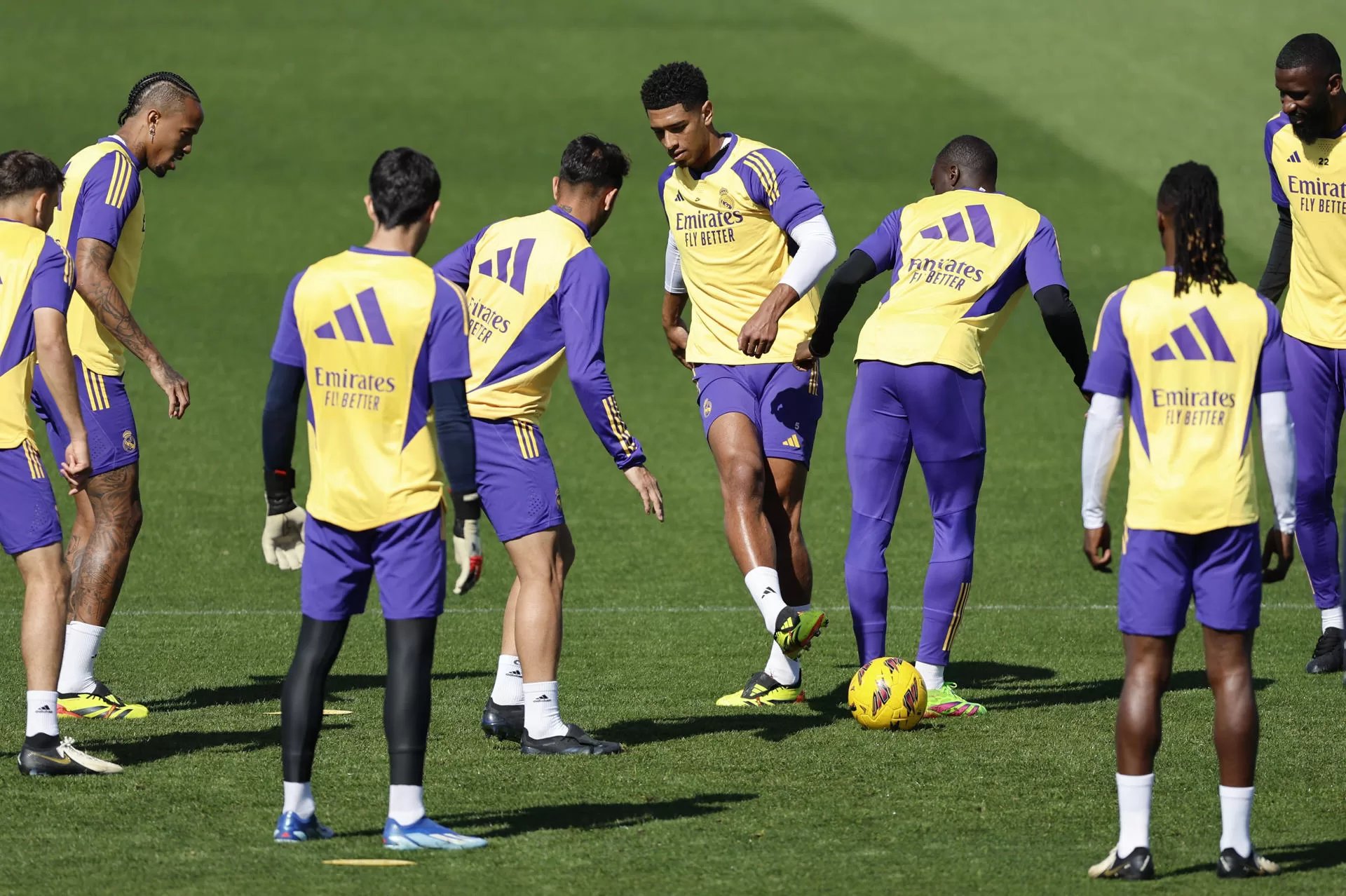 Jude Bellingham (c), con el balón, durante el entrenamiento del Real Madrid en la ciudad deportiva de Valdebebas. EFE/ Mariscal 