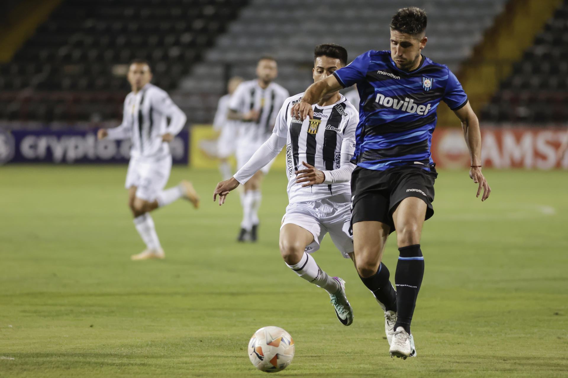 Benjamín Gazzolo (d), del Huachipato de Chile, fue registrado este miércoles, 24 de abril, al disputar un balón con Gabriel Sotomayor, del The Strongest de Bolivia, durante un partido del grupo C de la Copa Libertadores, en el estadio Huachipato en el estadio Huachipato-CAP Acero de Talcahuano (Chile). EFE/Esteban Paredes 