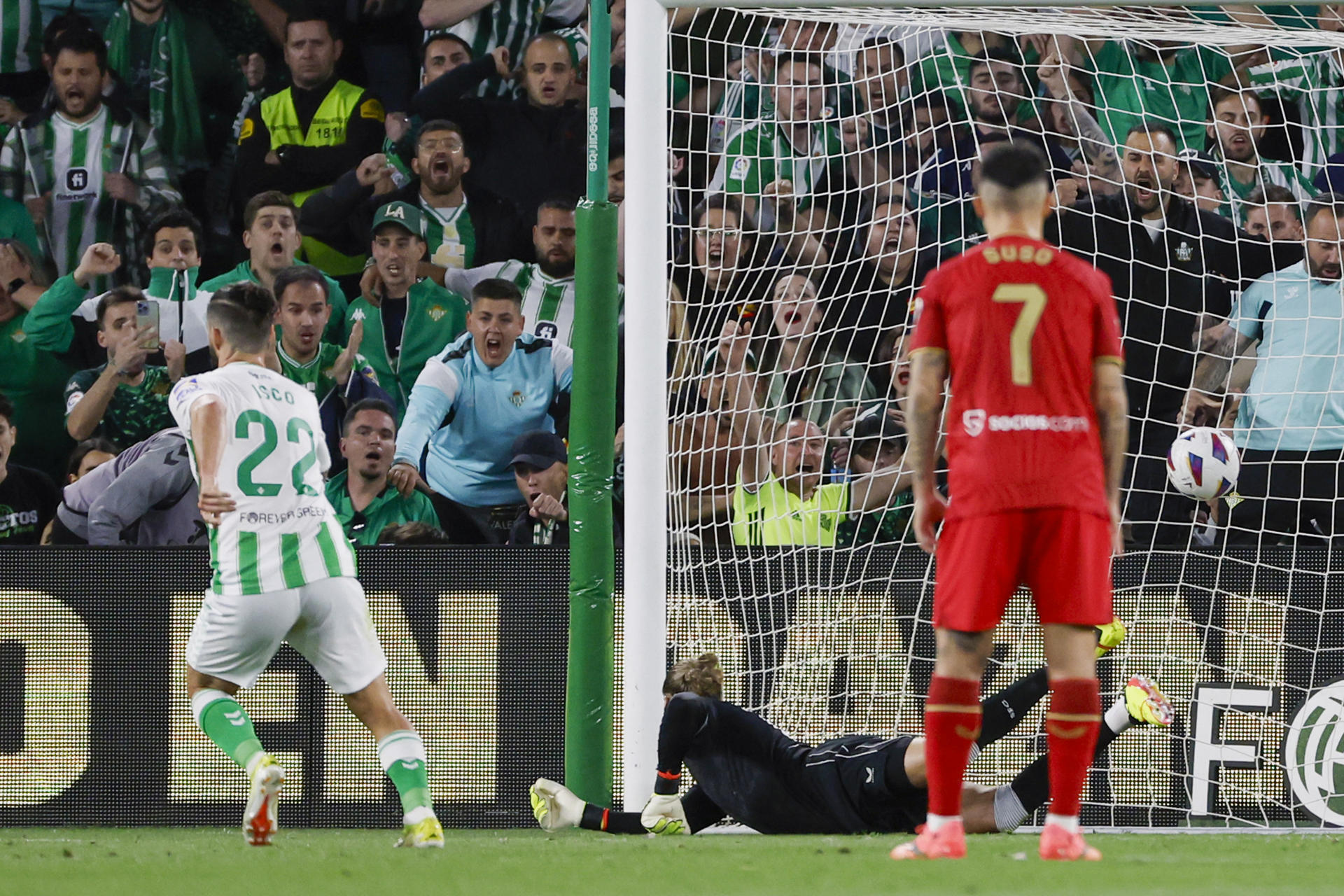 El centrocampista del Betis "Isco" Alarcón (i) celebra la consecución del primer gol de su equipo durante el partido de Liga en Primera División en el estadio Benito Villamarín. EFE/Julio Muñoz 