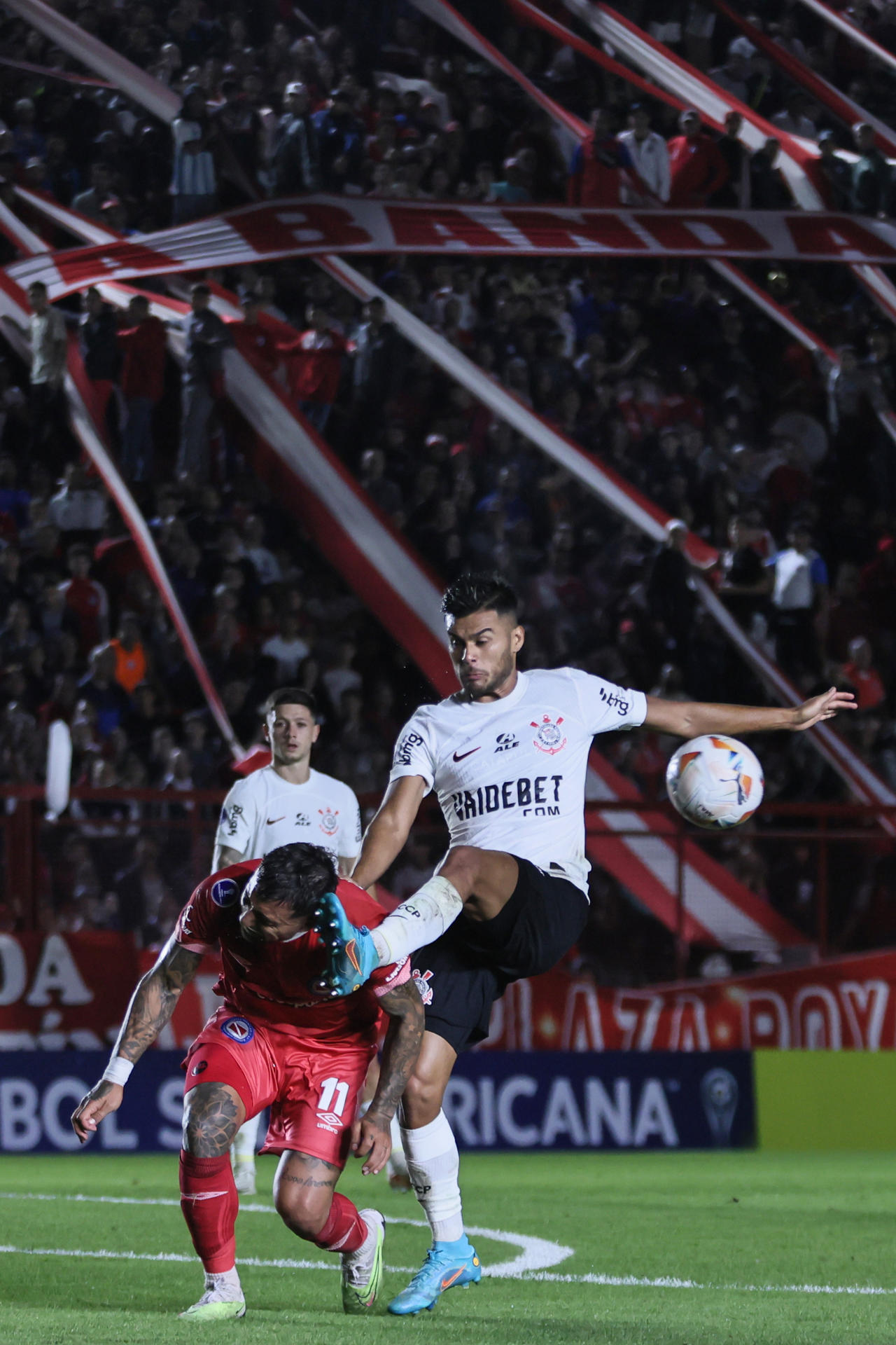 Damián Batallani (i), de Argentinos, disputa el balón con Fausto Vera, de Corinthians, en partido del grupo F este martes en la Copa Sudamericana en el estadio Diego Armando Maradona. EFE/ Luciano González 