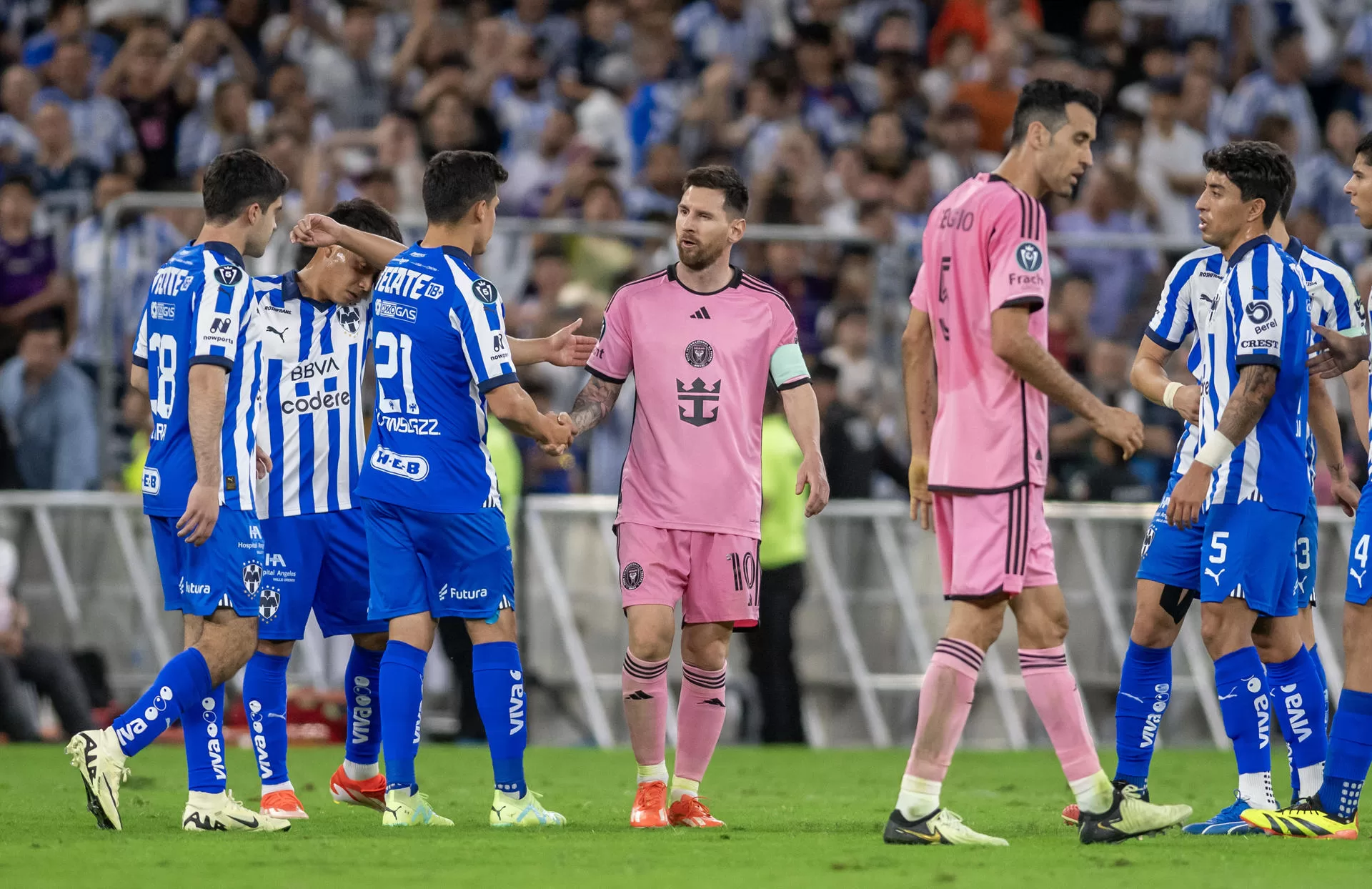 Lionel Messi (c) de Inter Miami se despide de jugadores de Rayados en un partido de los cuartos de final de la Copa Campeones de la Concacaf entre Rayados de Monterrey e Inter Miami, en el estadio BBVA en Monterrey (México). EFE/ Miguel Sierra 