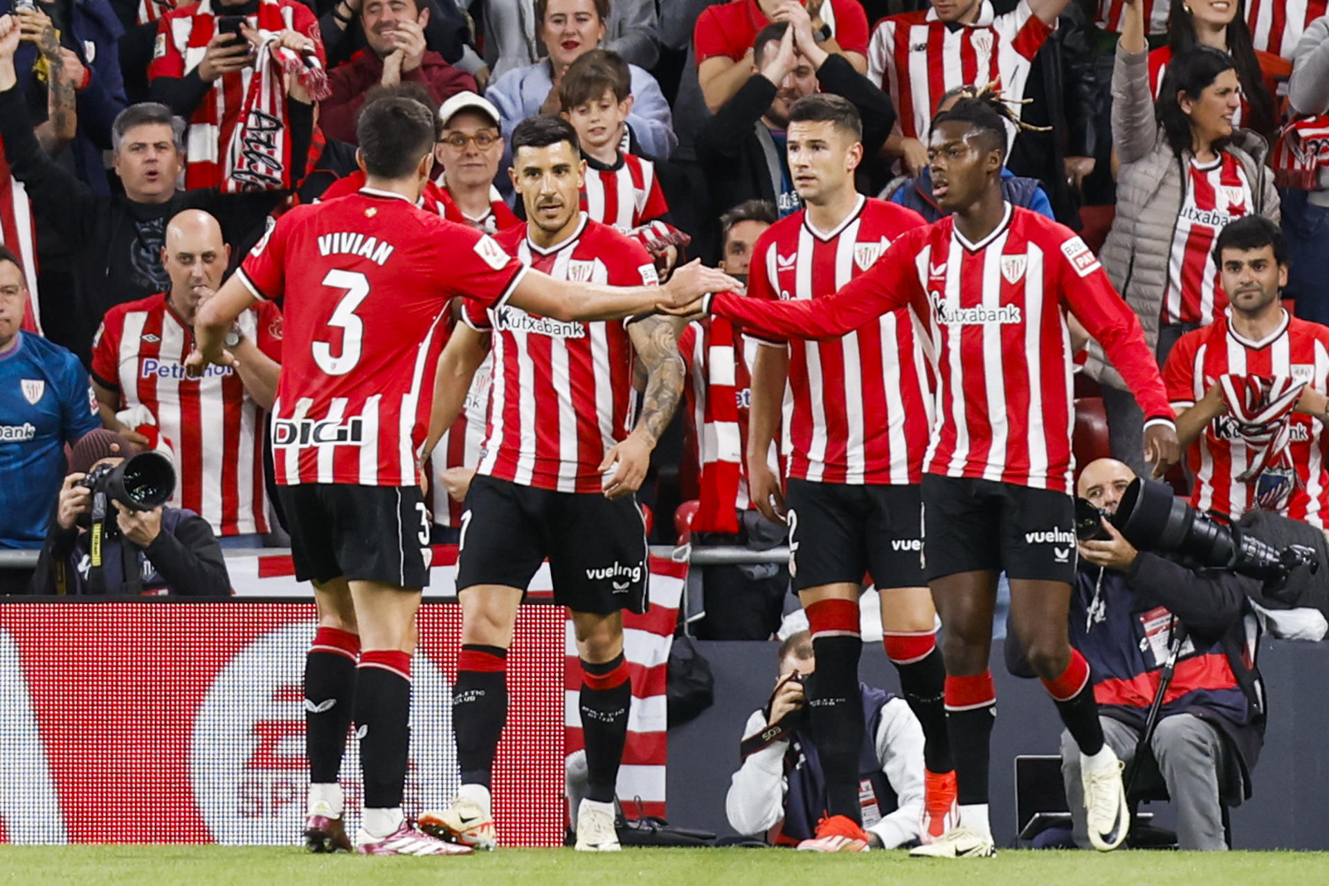El delantero del Athletic Club Gorka Guruzeta (2d) celebra su gol con sus compañeros durante el encuentro de la jornada 32 de LaLiga entre Athletic Club de Bilbao y Granada CF, este viernes en el estadio de San Mamés, en Bilbao. EFE/ Miguel Toña