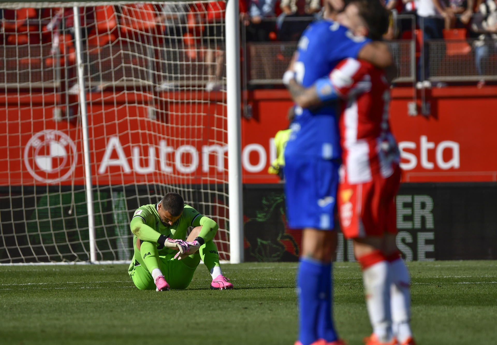 ALT El Almería se despide del hondureño Lozano Primera