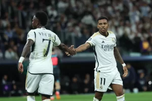 Los jugadores brasileños del Real Madrid, Vinicius Junior (i) y Rodrygo, durante el encuentro correspondiente a los cuartos de final de la Champions League que Real Madrid y Manchester City disputaron en el estadio Santiago Bernabéu, en Madrid. EFE / Kiko Huesca.