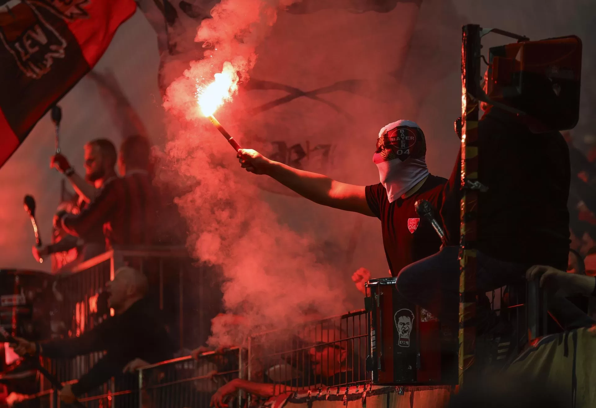 Hinchas del Leverkusen durante la semifinal de la DFB Cup que han jugado Bayer 04 Leverkusen y Fortuna Duesseldorf en Leverkusen, Alemania. EFE/EPA/RONALD WITTEK 