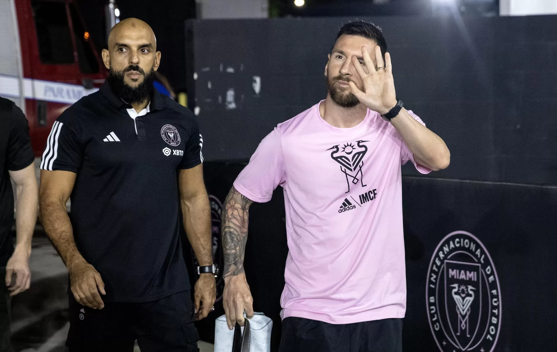 alt Cientos de mexicanos ovacionan a Messi a su llegada a Monterrey