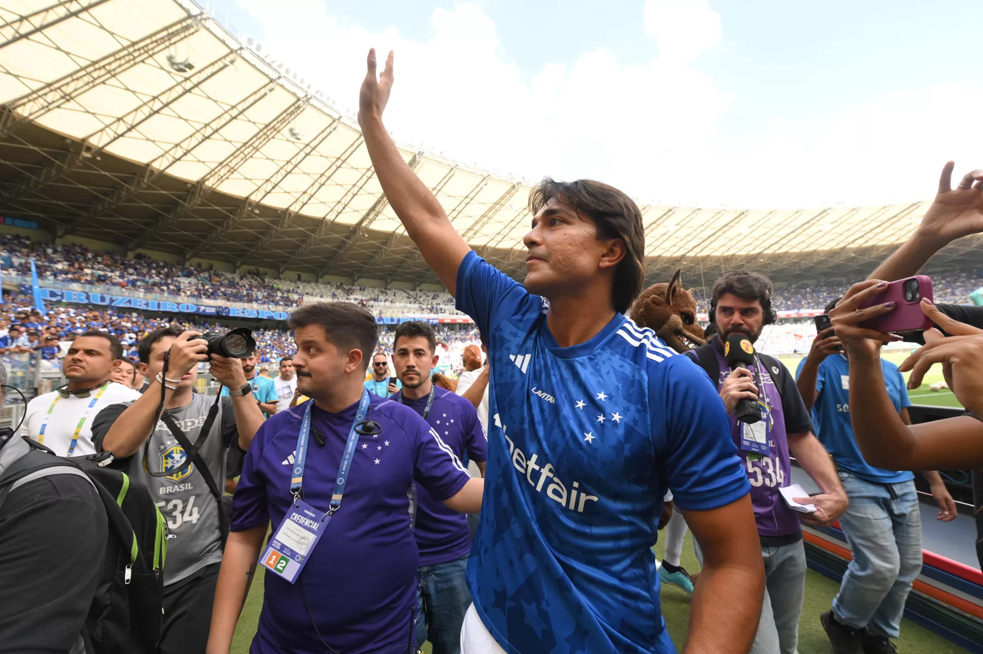 El futbolista boliviano Marcelo Martins Moreno, de Cruzeiro, saluda durante los actos previos en los que se despide poniendo fin a su carrera profesional, en la final del Campeonato Paulista entre su equipo y Atlético Mineiro en el estadio Mineirao en Belo Horizonte (Brasil). EFE/ Yuri Edmundo 
