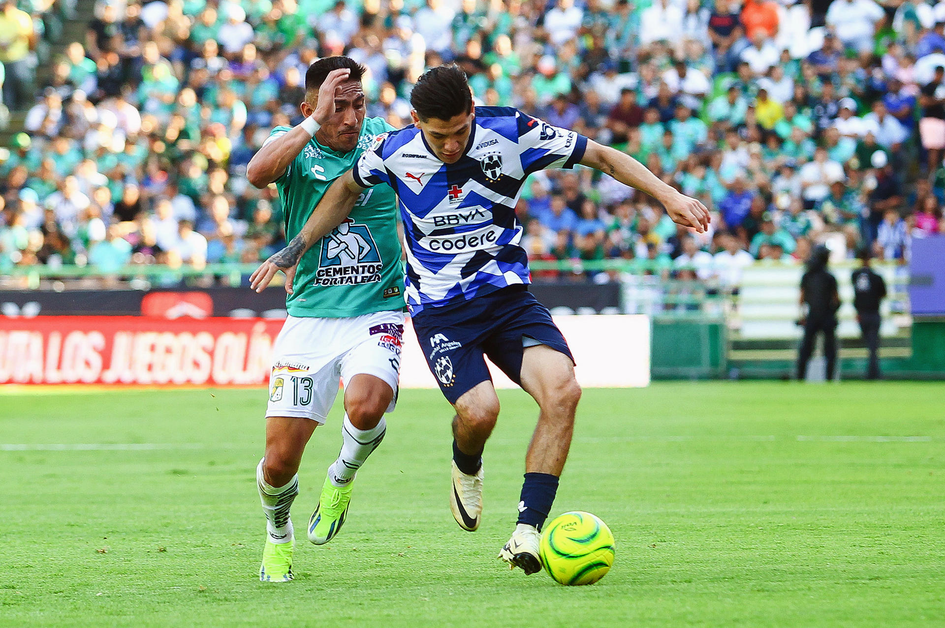 Angel Mena (i), del León, fue registrado este sábado, 20 de abril, al disputar un balón con Gerardo Arteaga (d), de los Rayados de Monterrey, durante un partido de la jornada 16 del torneo Clausura 2024 de la fútbol en México, en el estadio León de Guanajuato. EFE/Luis Ramírez