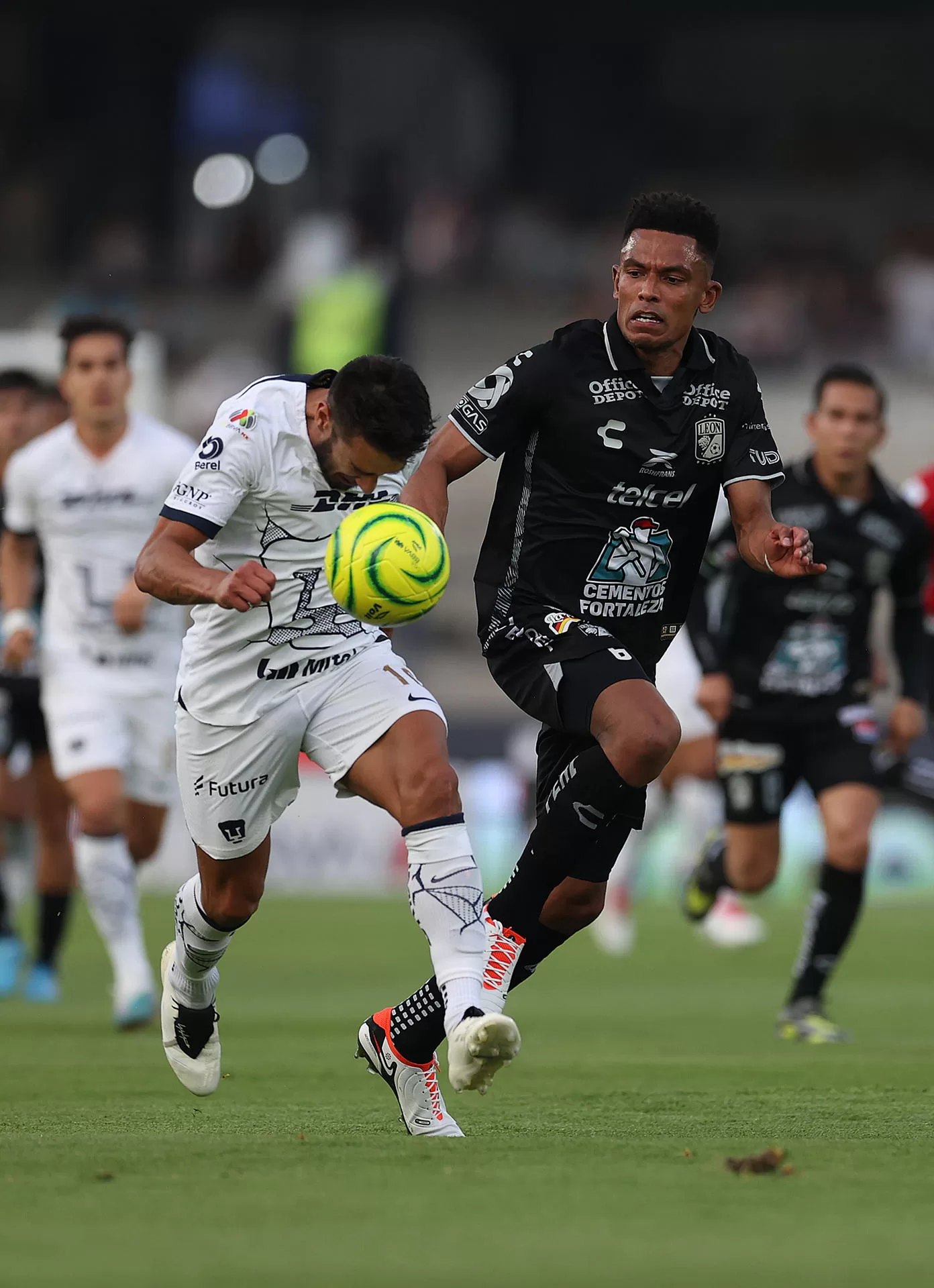 El argentino Eduardo Salvio (i), de Pumas, y el colombiano William Tesillo (d), de León, disputan el balón este domingo en el estadio Olímpico Universitario de la Ciudad de México durante un partido de la decimoquinta jornada del torneo Clausura, que lidera América. EFE/ Alex Cruz