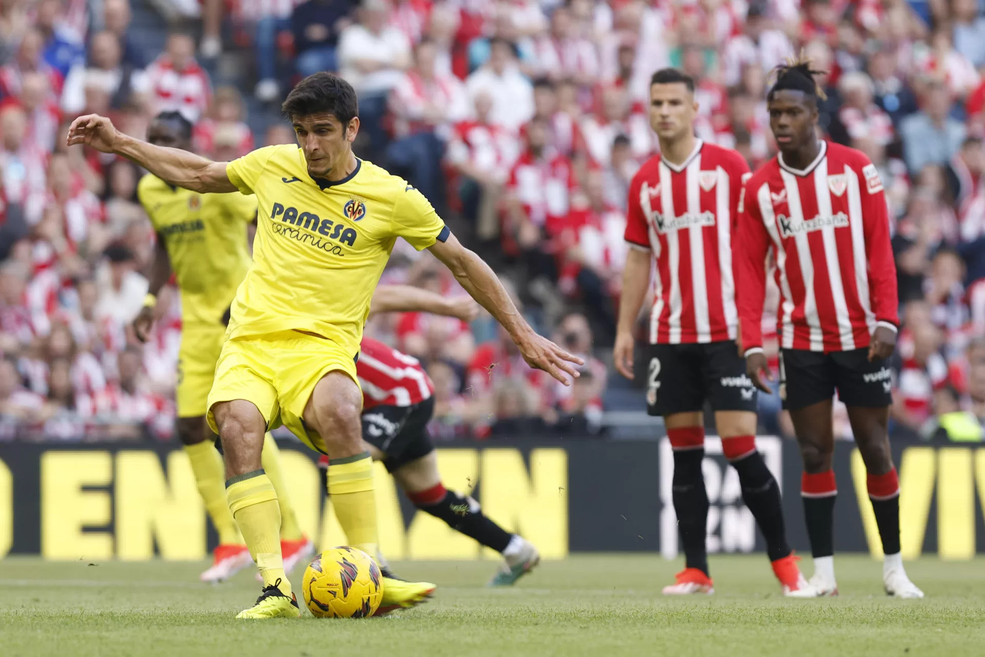 El delantero del Villarreal Gerard Moreno falla un penalti durante el encuentro correspondiente a la jornada 31 de primera división que Athletic Club y Villarreal disputarono en el estadio de San Mamés, en Bilbao. EFE / Miguel Toña. 