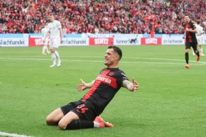 alt El Leverkusen de Xabi Alonso se corona campeón alemán con goleada