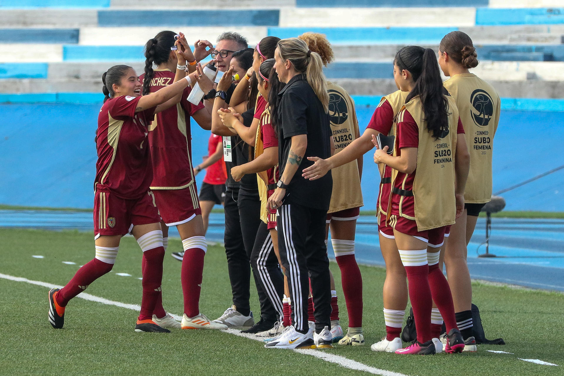 Jugadoras de Venezuela fueron registradas este lunes, 29 de abril, al celebrar un gol que Floriángel Apóstol le anotó a Perú durante un partido de la tercera jornada del hexagonal final del Sudamericano Femenino sub-20 de fútbol, en el estadio Modelo Alberto Spencer de Guayaquil (Ecuador). EFE/Jonathan Miranda 