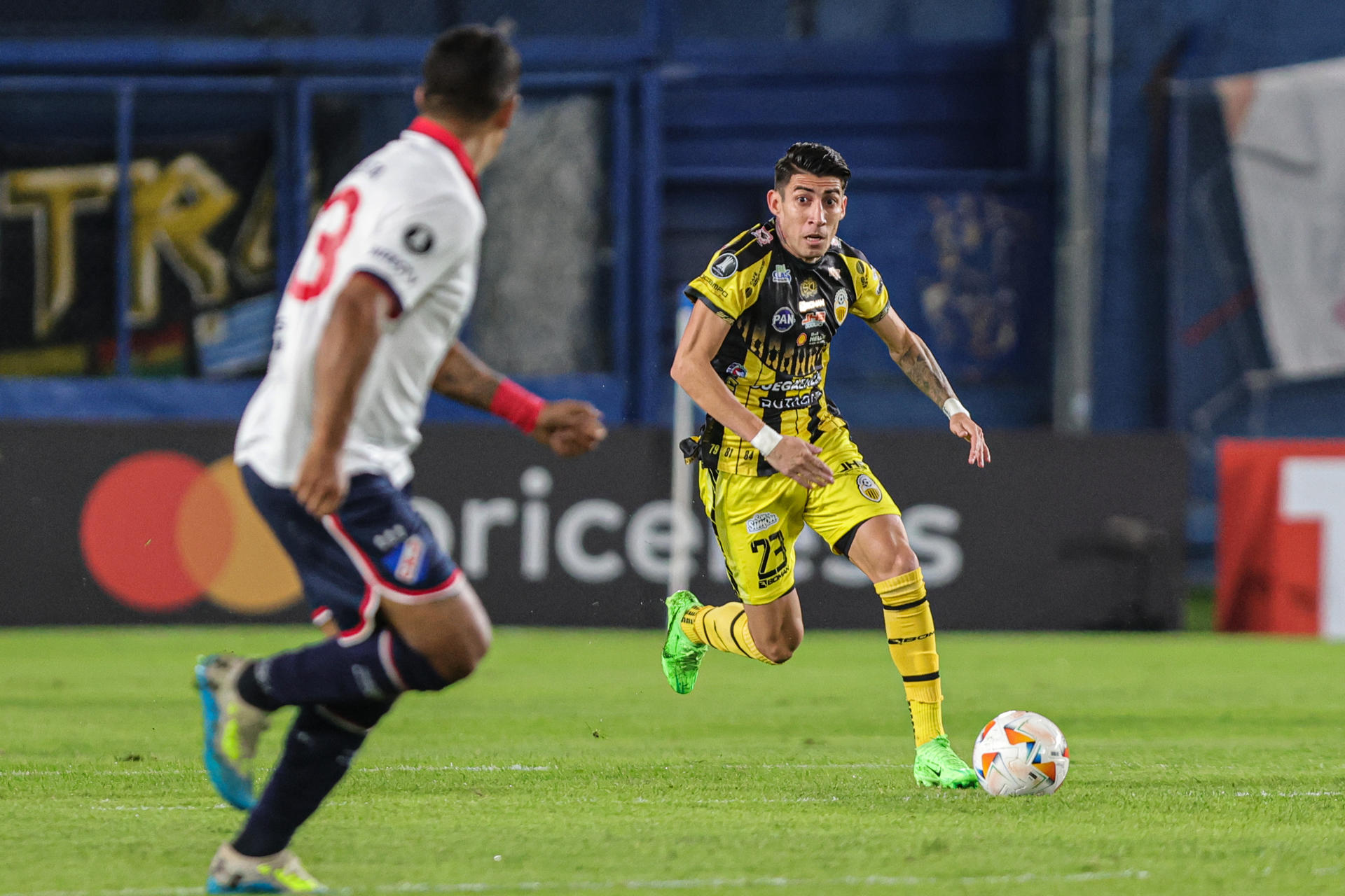 Yanniel Hernández D'Elias de Táchira avanza con el balón ante Nacional por la Copa Libertadores en Montevideo (Uruguay). EFE/ Gastón Britos 