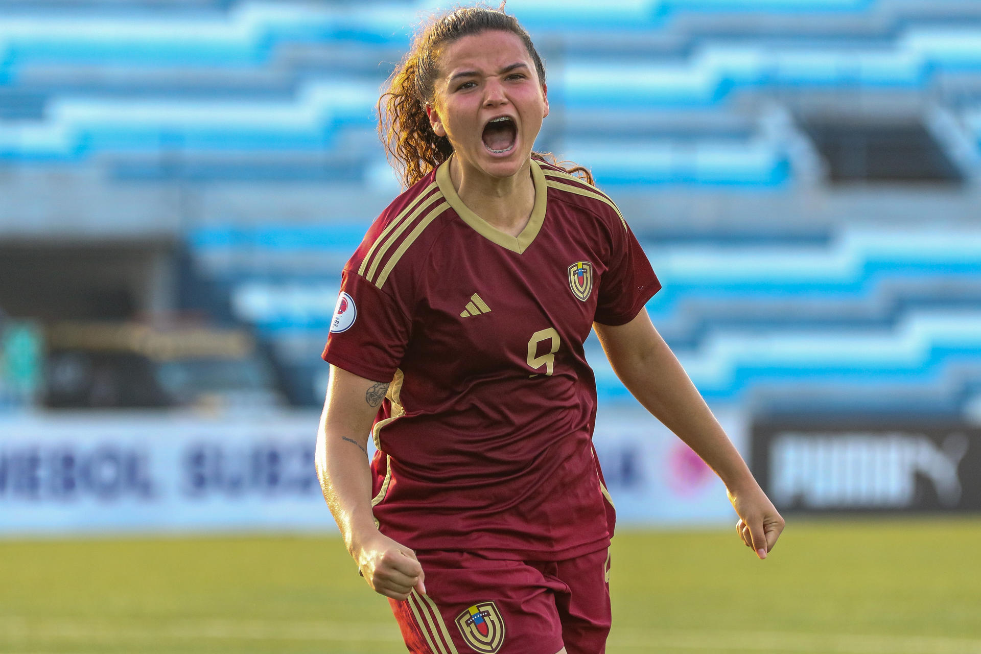 La venezolana Mariana Barreto de Venezuela fue registrada este lunes, 29 de abril, tras anotarle el cuarto gol a Perú, durante un partido de la tercera jornada del hexagonal final del Sudamericano Femenino sub-20 de fútbol, en el estadio Modelo Alberto Spencer de Guayaquil (Ecuador). EFE/Jonathan Miranda 