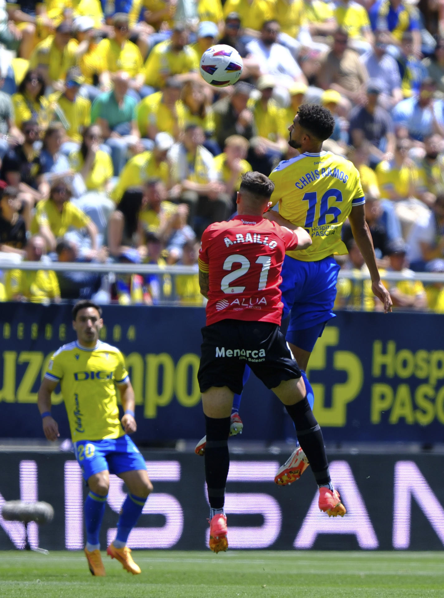 El delantero del Cádiz Chris Ramos y el defensa del Mallorca Antonio Raíllo, durante el partido de LaLiga de la jornada 33, este domingo en el estadio Nuevo Mirandilla de Cádiz. EFE/ Román Ríos 