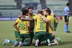 alt 0-2. Un doblete de Deyverson lleva a Cuiabá a la cima y a Metropolitanos al sótano