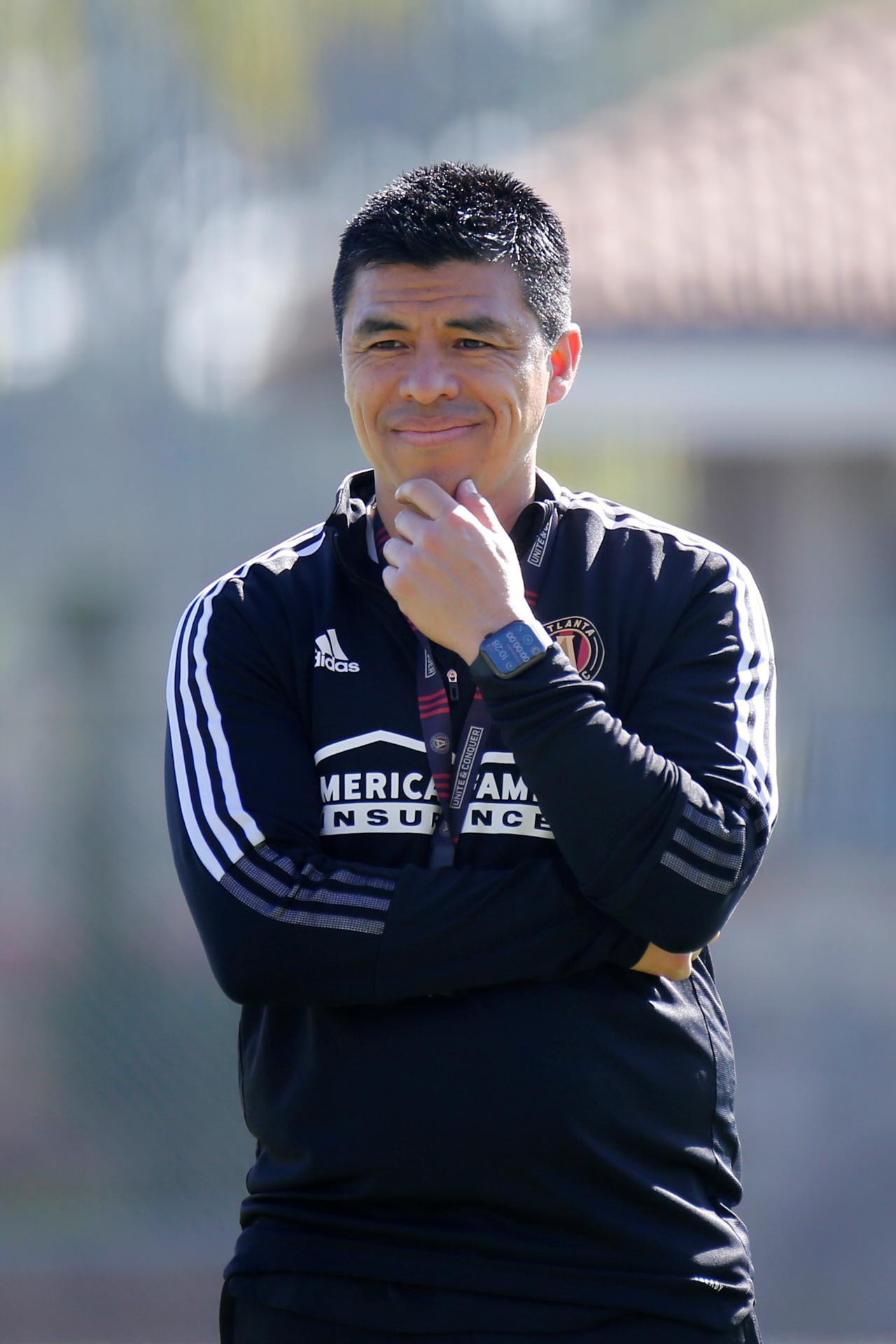 Fotografía de archivo en la que se registró al entrenador del club estadounidense de fútbol Atlanta United de MLS, el mexicano Gonzalo Pineda, en Guadalajara (Jalisco, México). EFE/Francisco Guasco 